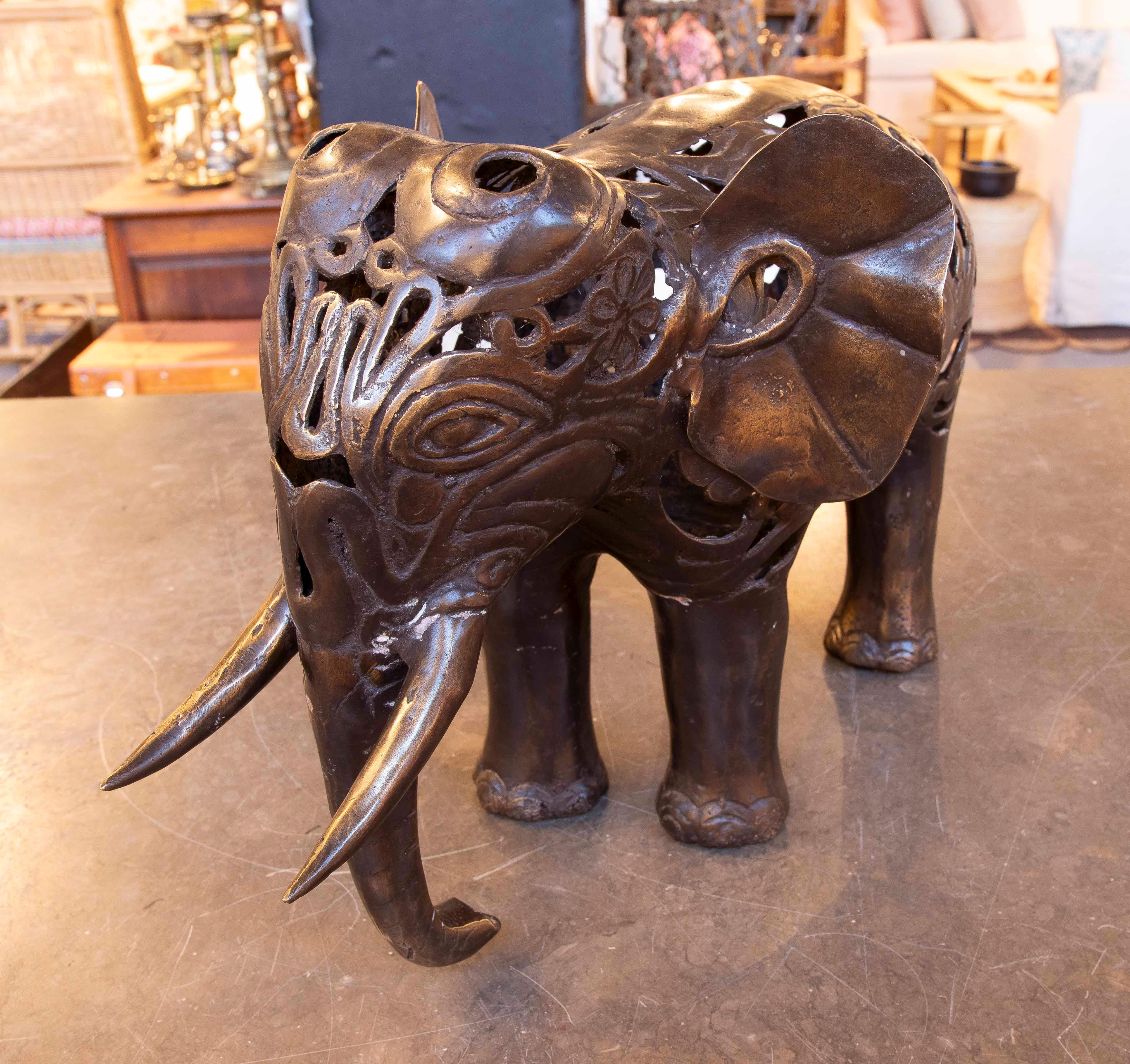 Européen Sculpture d'éléphant des années 1990 avec motif filigrane et ornement en vente