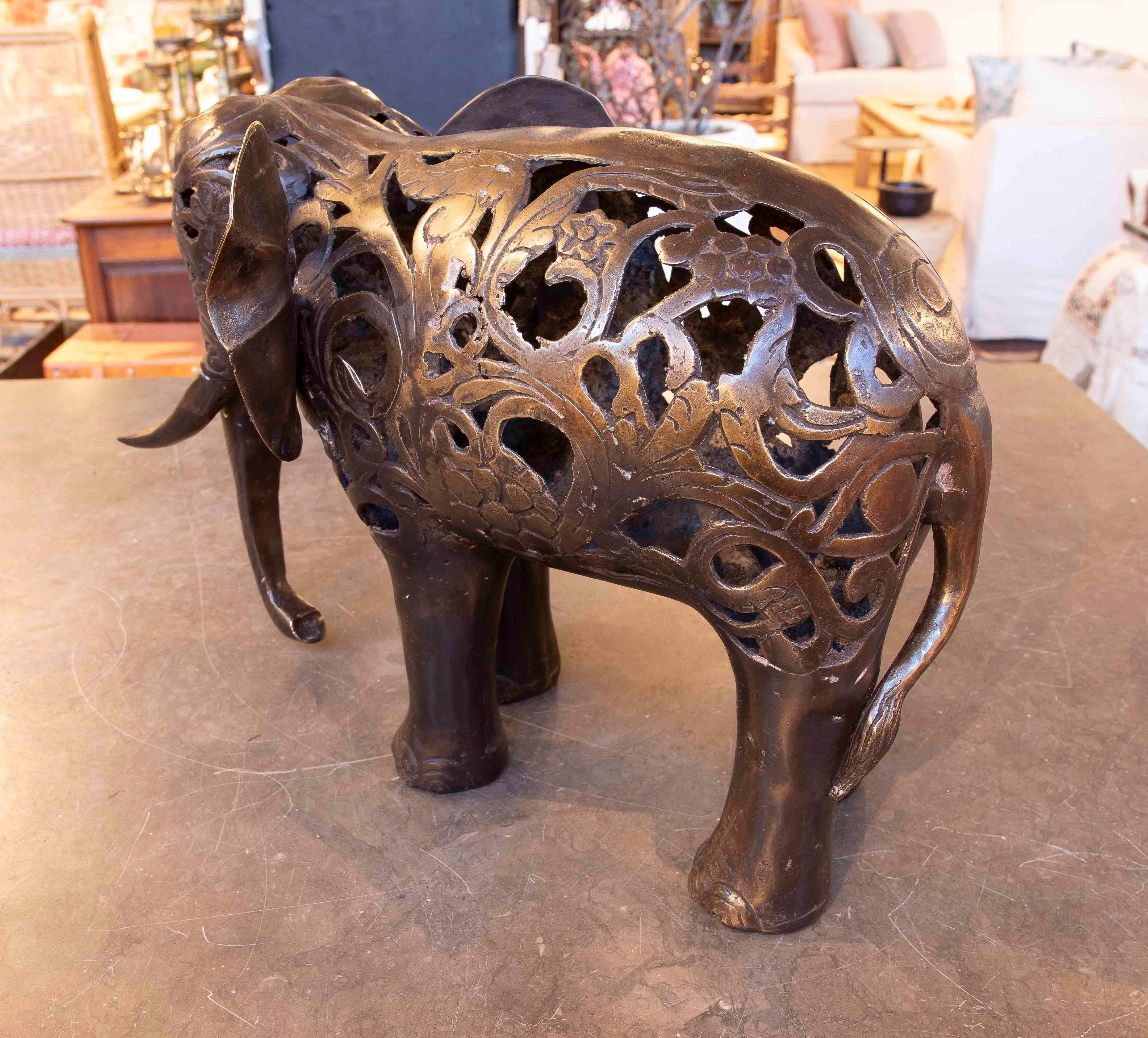 20ième siècle Sculpture d'éléphant des années 1990 avec motif filigrane et ornement en vente