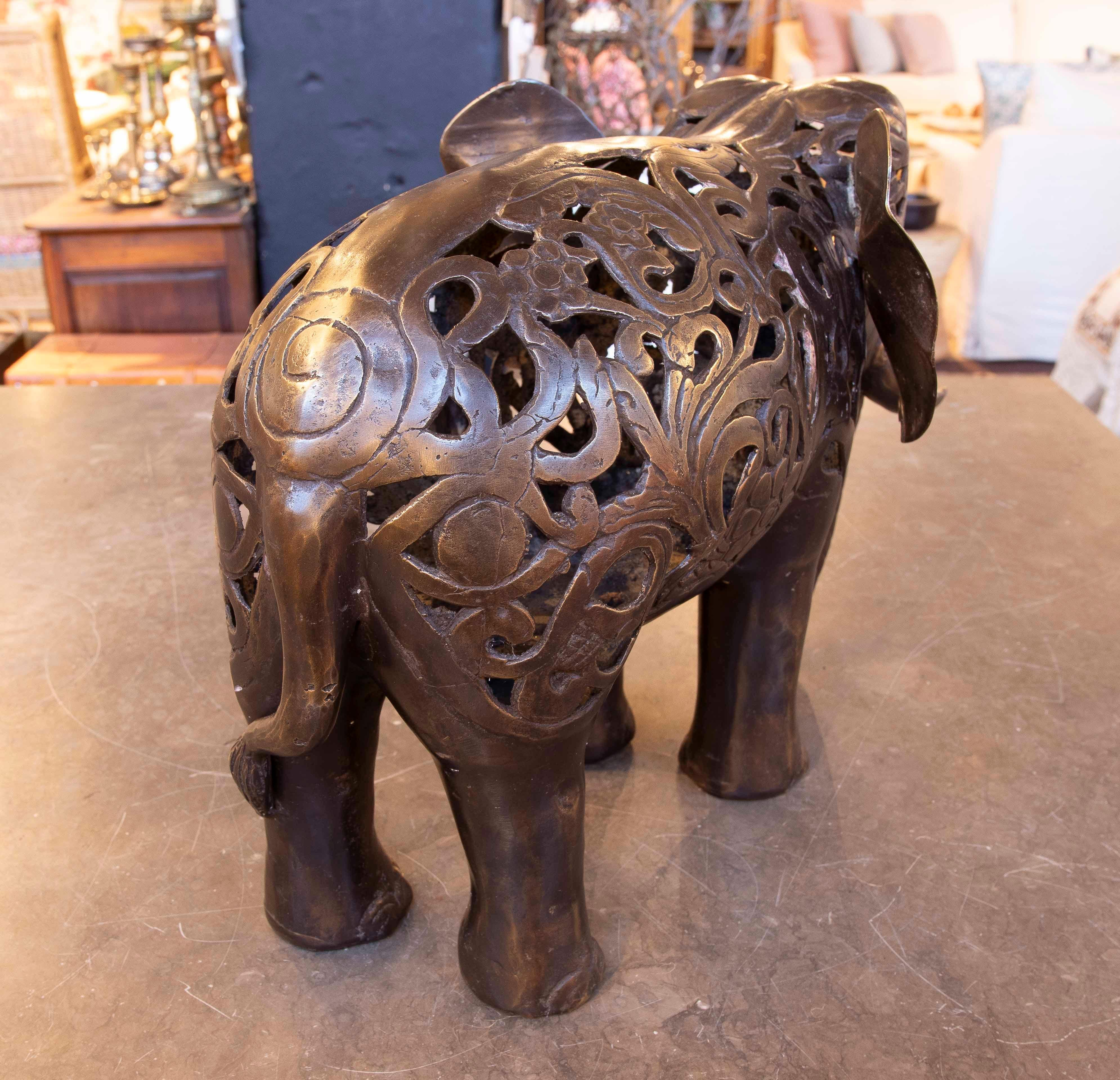 Bronze Sculpture d'éléphant des années 1990 avec motif filigrane et ornement en vente