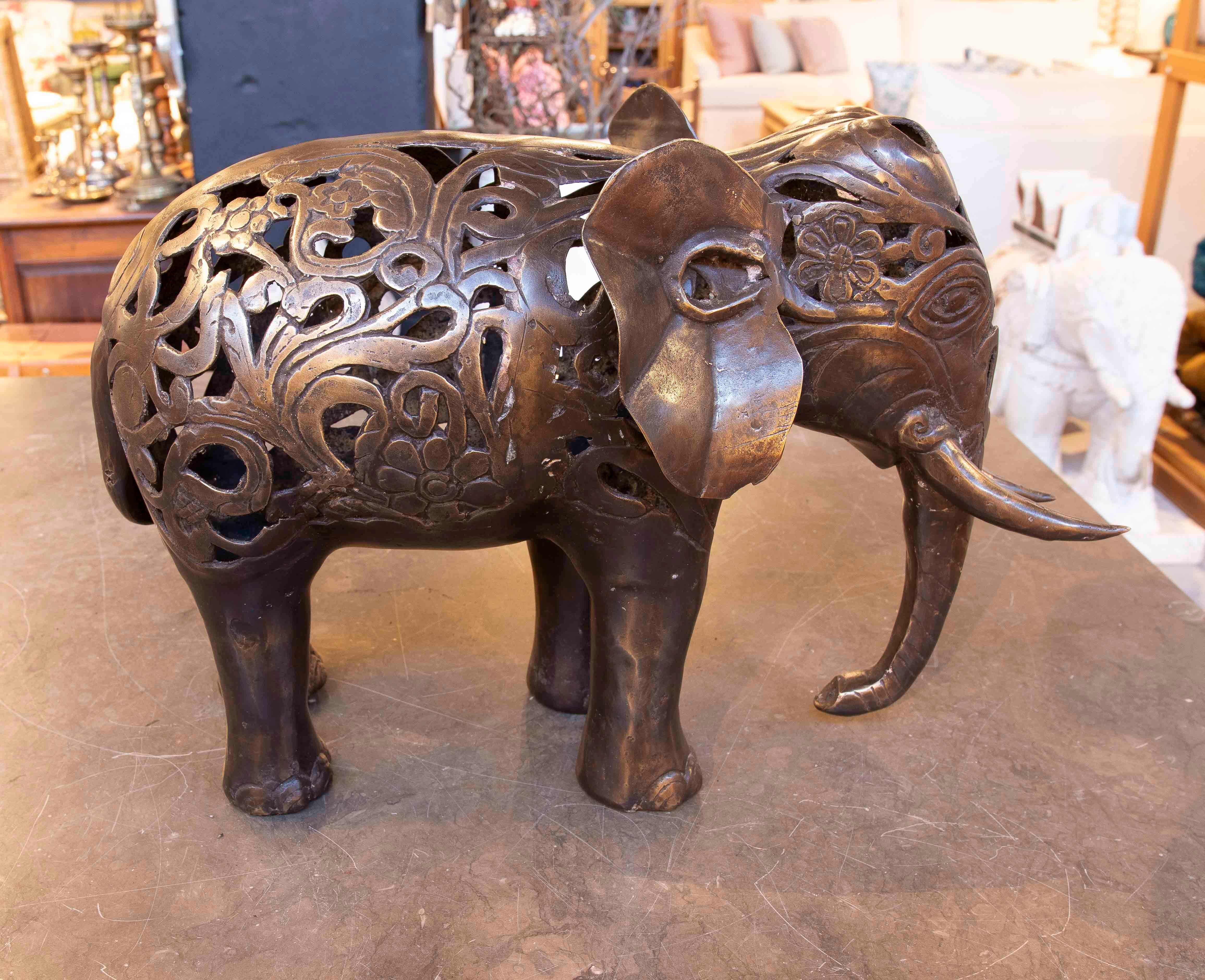 Sculpture d'éléphant des années 1990 avec motif filigrane et ornement en vente 1
