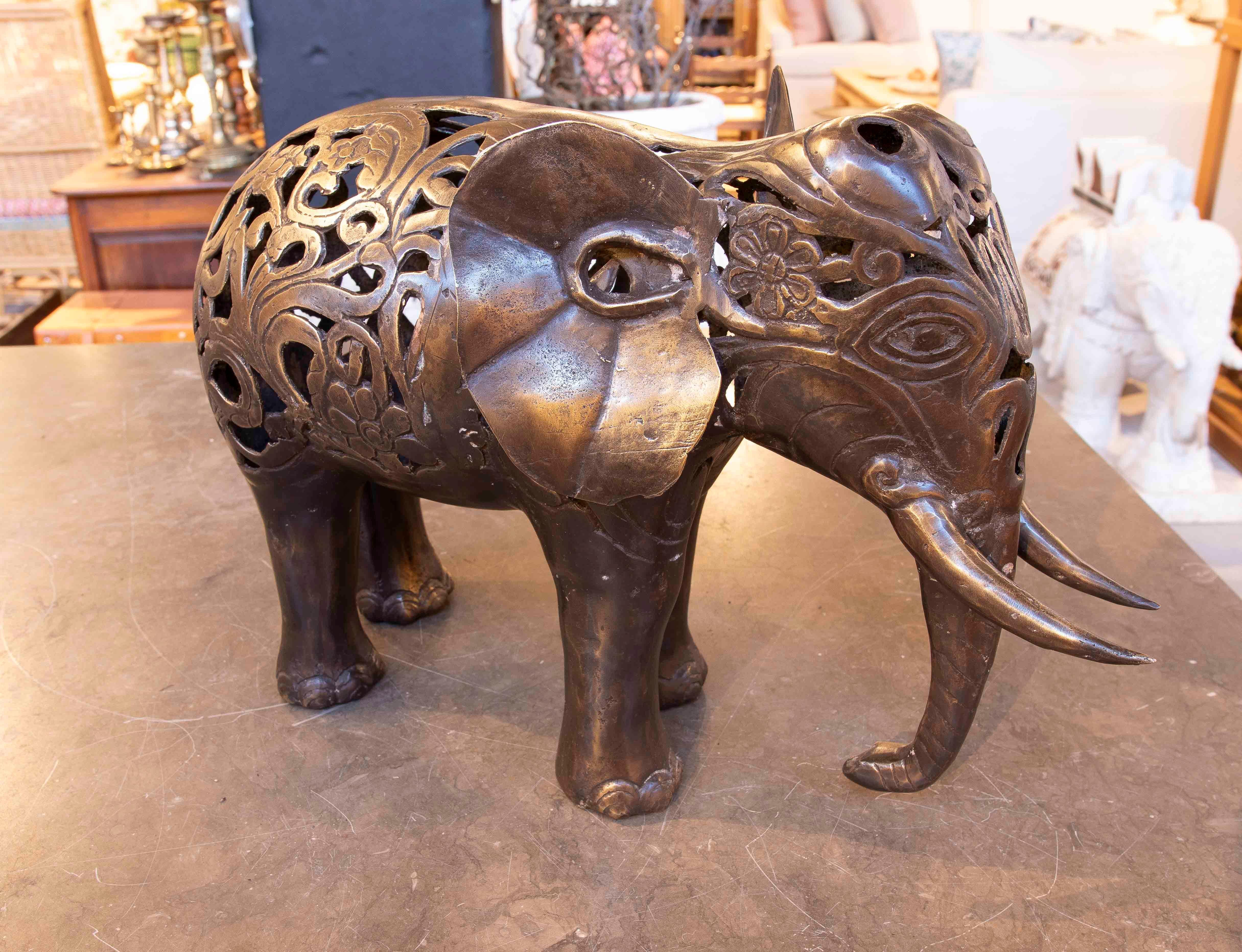 Sculpture d'éléphant des années 1990 avec motif filigrane et ornement en vente 2