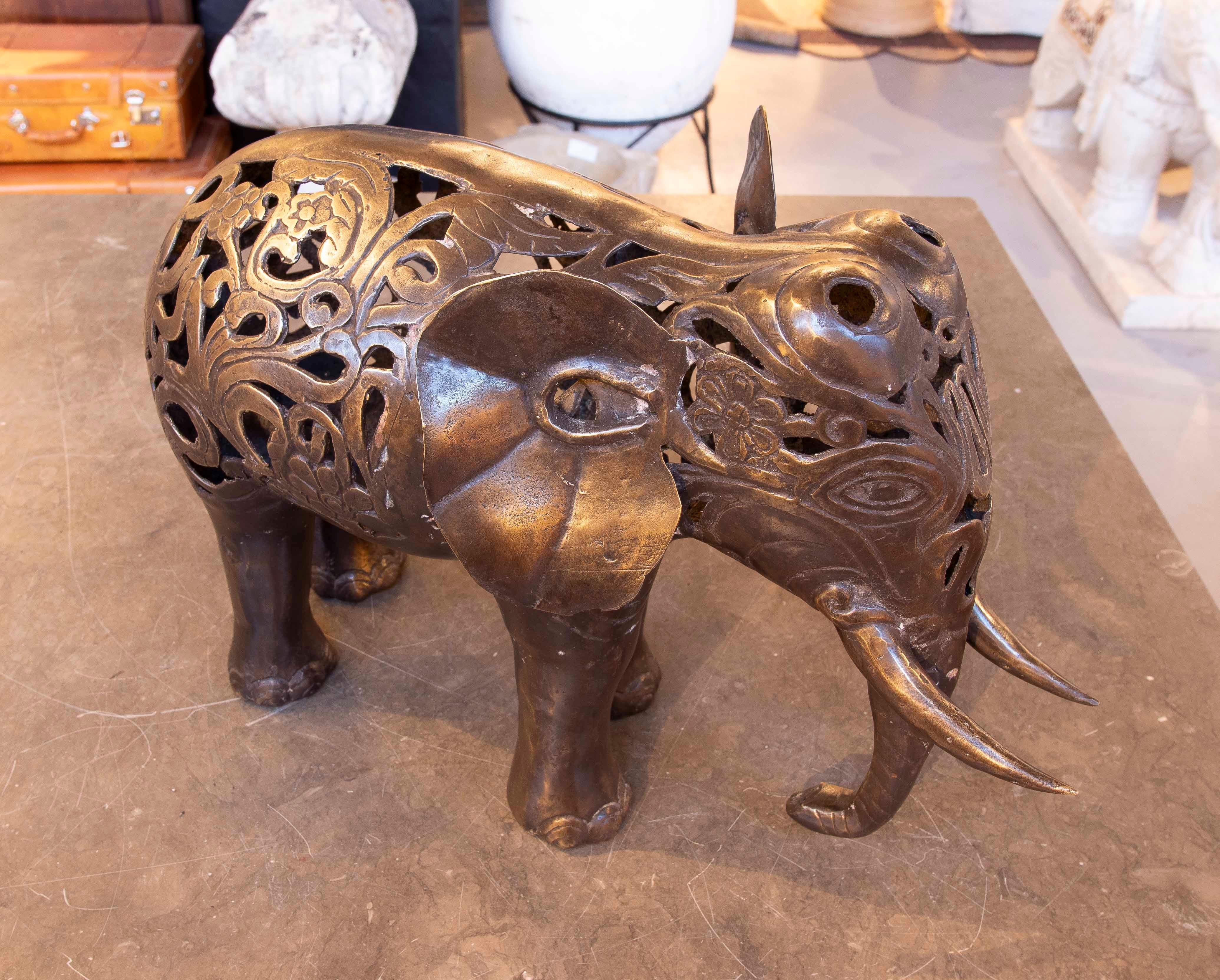 Sculpture d'éléphant des années 1990 avec motif filigrane et ornement en vente 3
