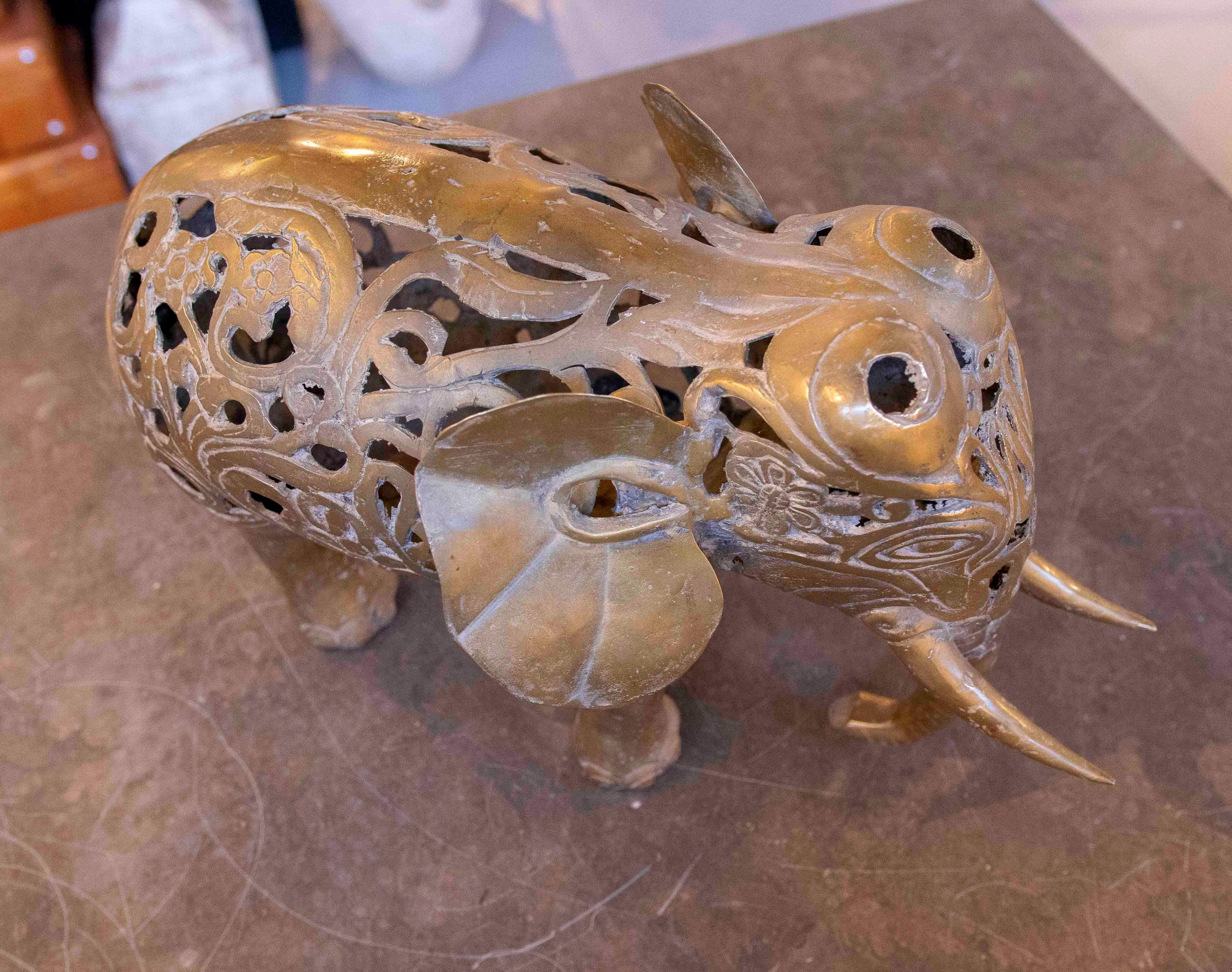 1990er Bronze-Elefanten-Skulptur mit filigranen floralen Motiven im Angebot 7
