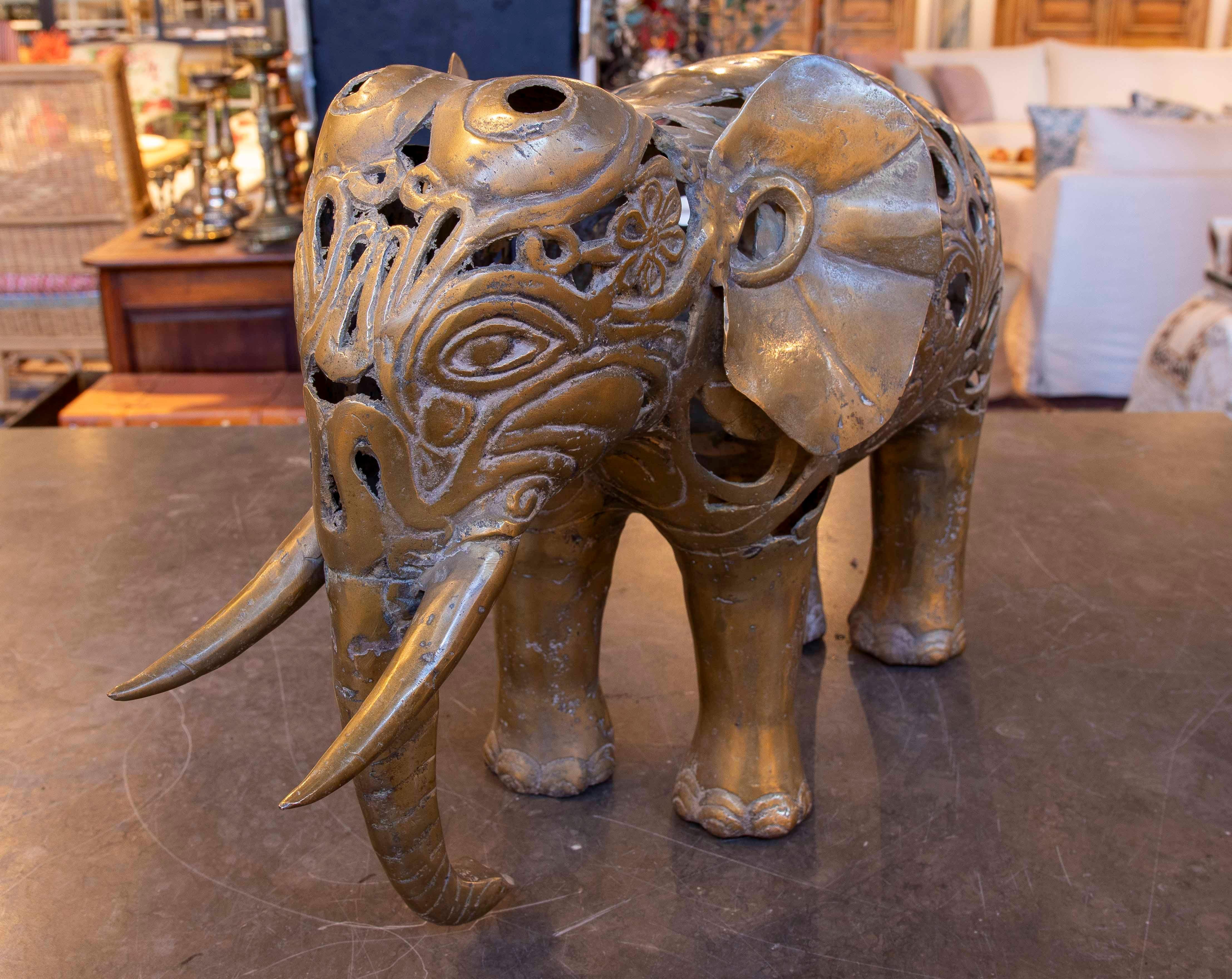 1990er Bronze-Elefanten-Skulptur mit filigranen floralen Motiven (Europäisch) im Angebot