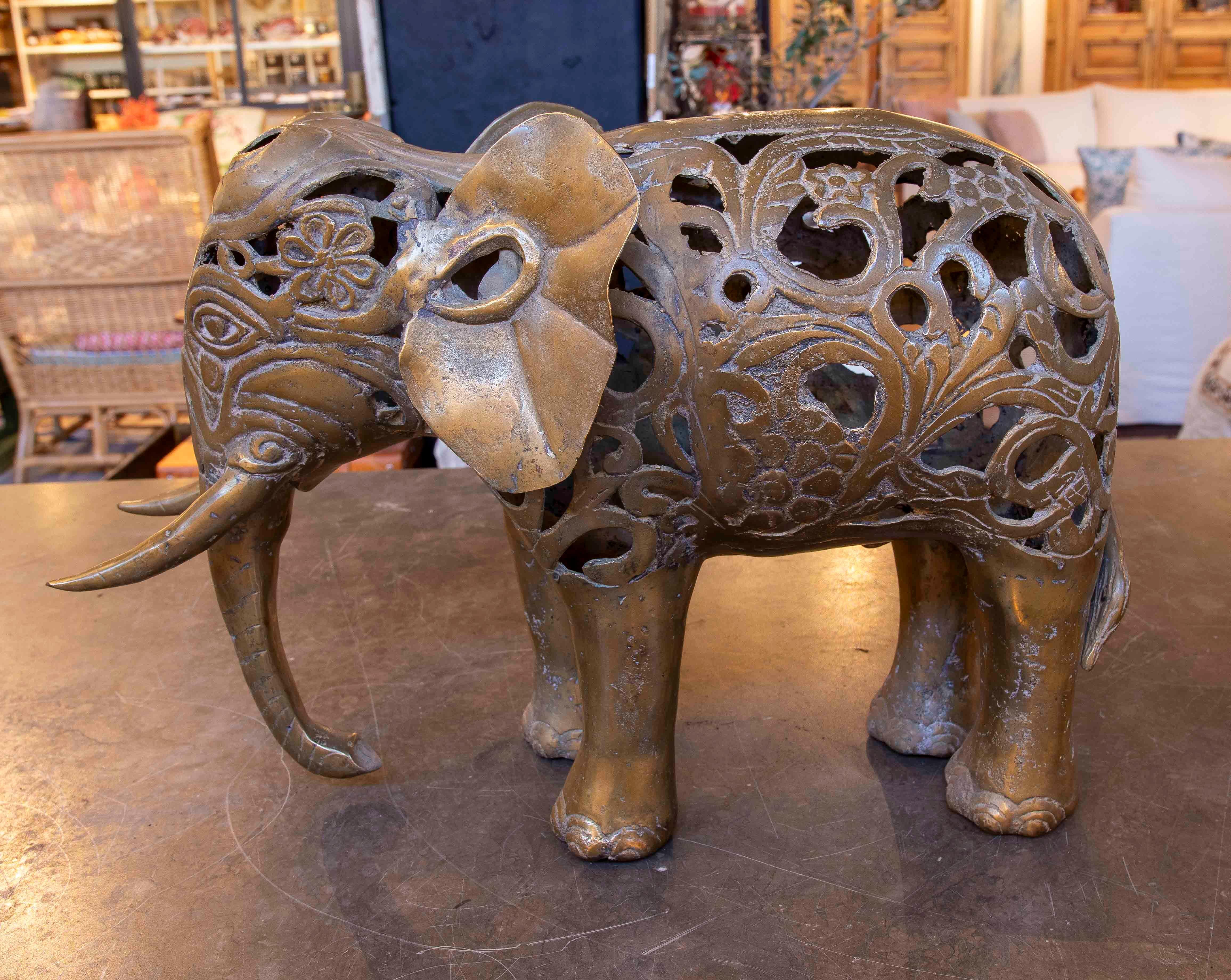 1990er Bronze-Elefanten-Skulptur mit filigranen floralen Motiven im Zustand „Gut“ im Angebot in Marbella, ES
