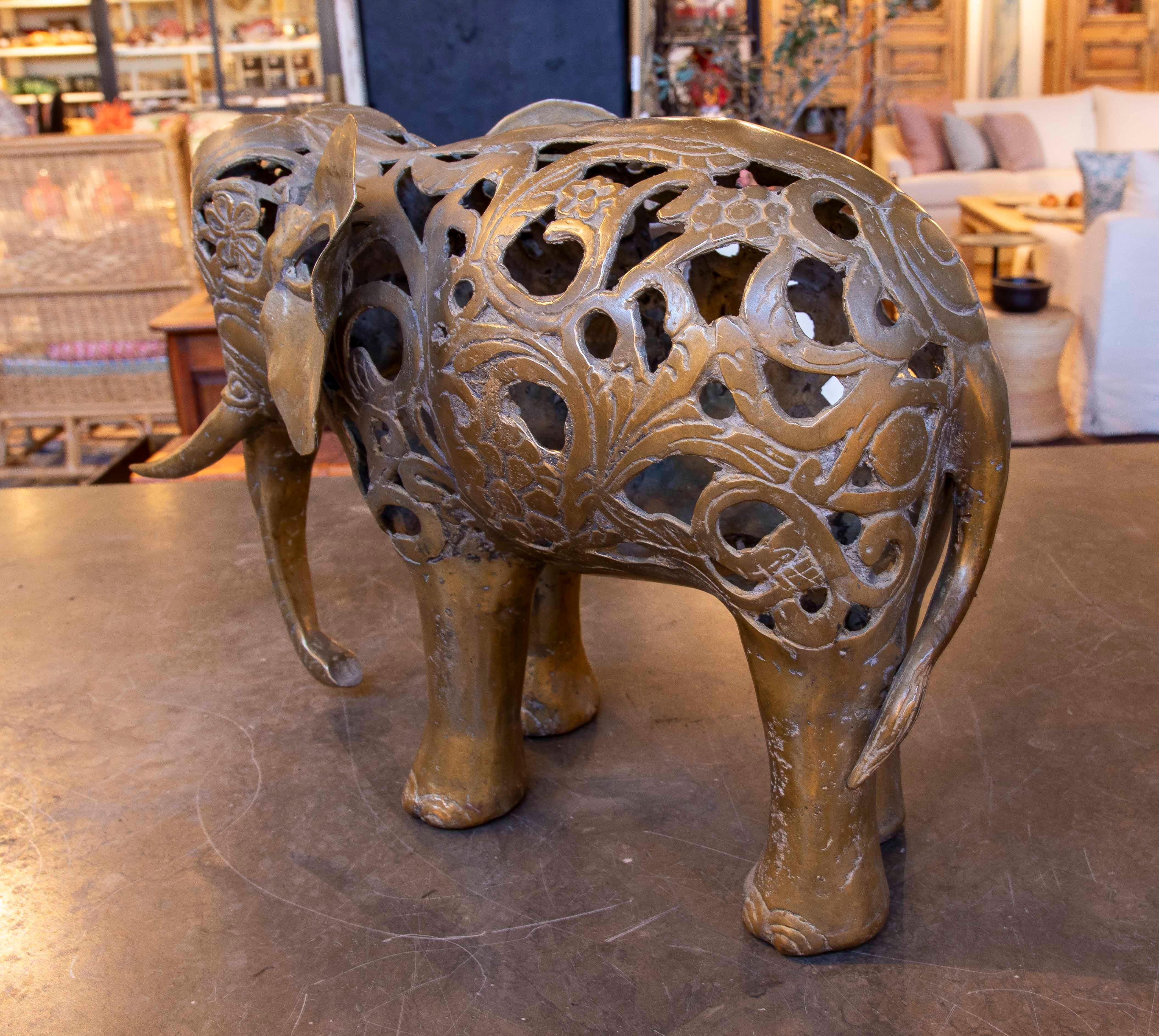 1990er Bronze-Elefanten-Skulptur mit filigranen floralen Motiven (20. Jahrhundert) im Angebot