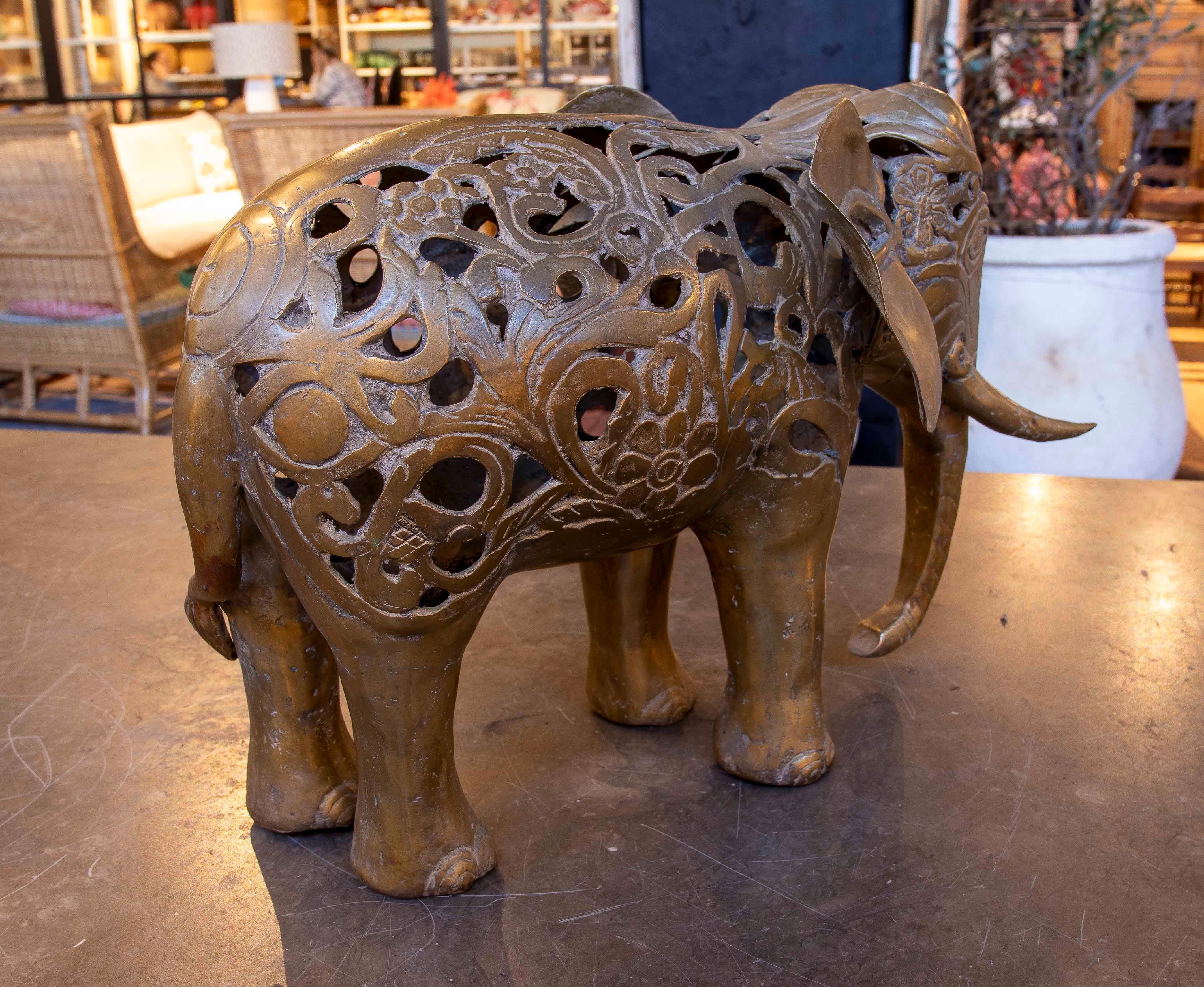 1990er Bronze-Elefanten-Skulptur mit filigranen floralen Motiven im Angebot 1