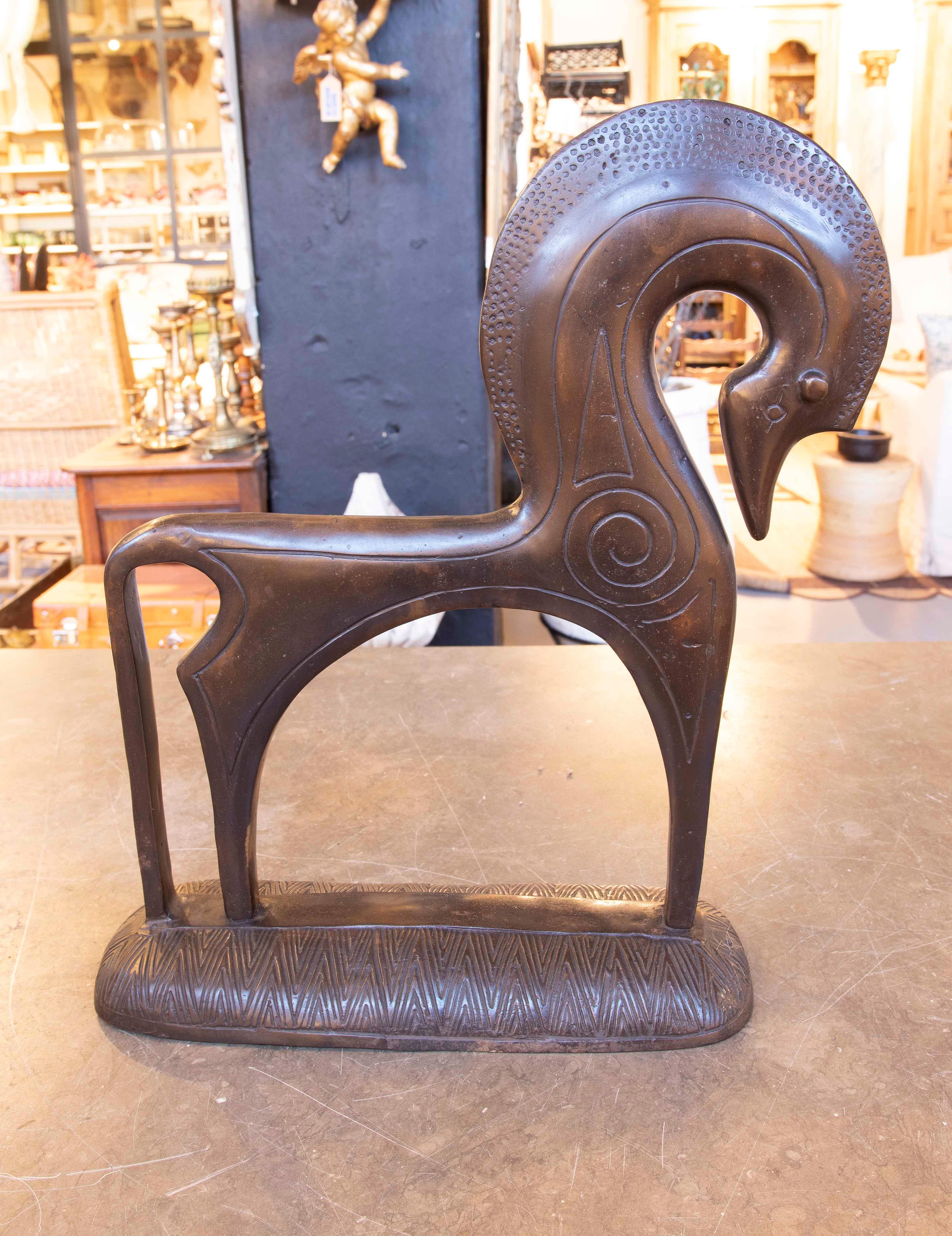 Cette impressionnante sculpture en bronze représente un cheval aux lignes stylisées et au design abstrait, mettant en valeur les formes courbes et les motifs géométriques sur son corps. Sa base gravée, aux détails répétitifs, ajoute de la profondeur