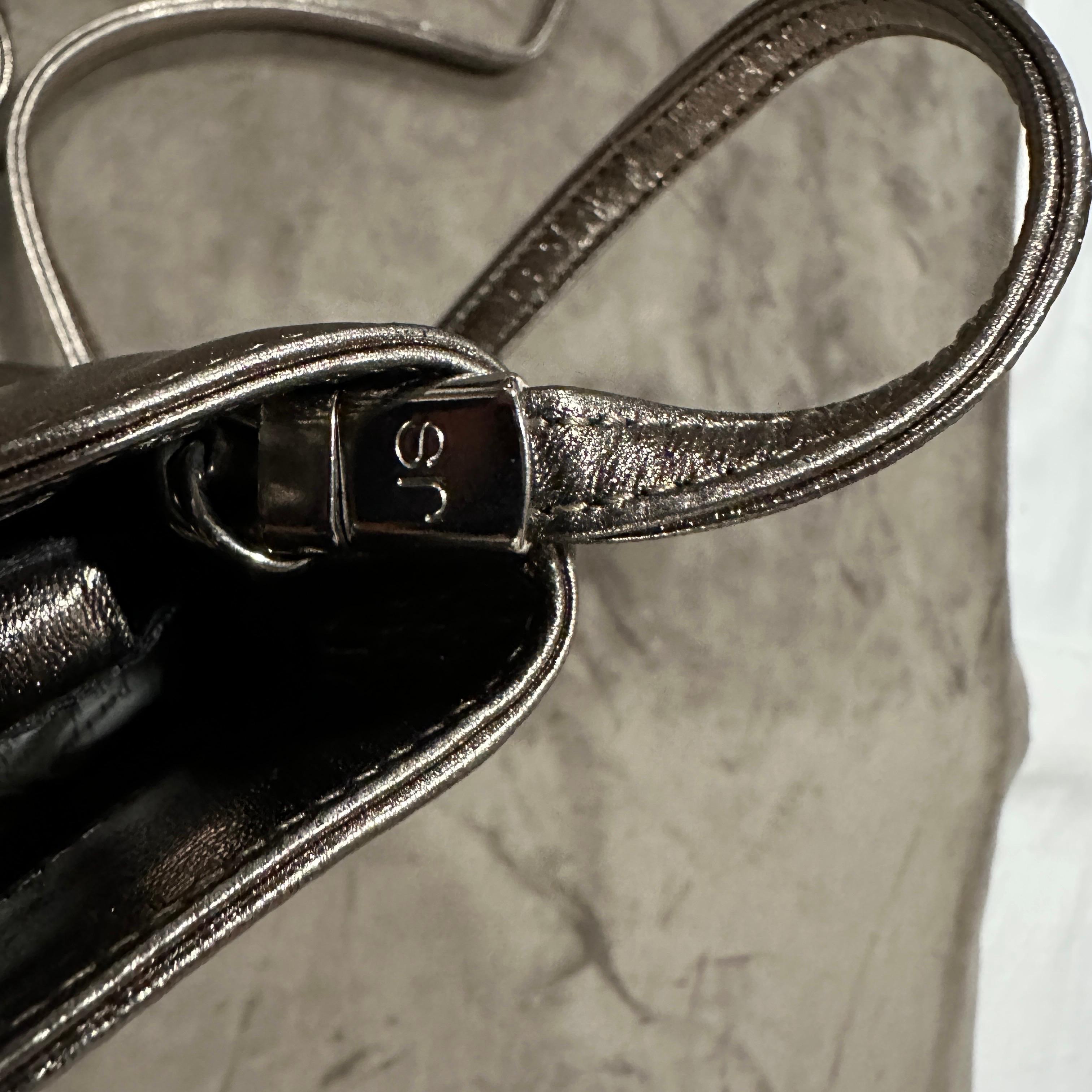 Piel de bronce de los años 90 y tono plateado  Bolso de hombro con herrajes de Sergio Rossi en venta 5