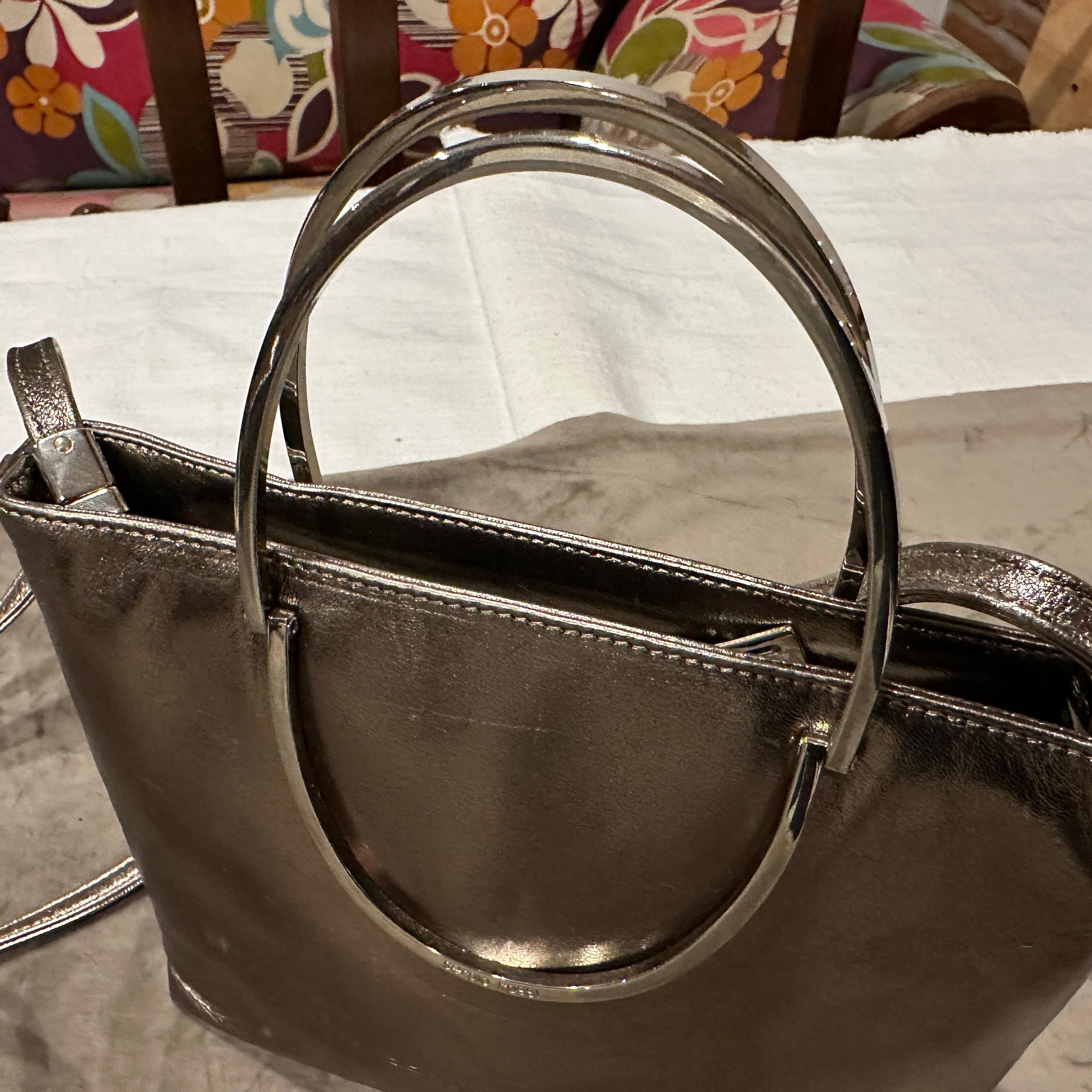 Piel de bronce de los años 90 y tono plateado  Bolso de hombro con herrajes de Sergio Rossi en venta 8