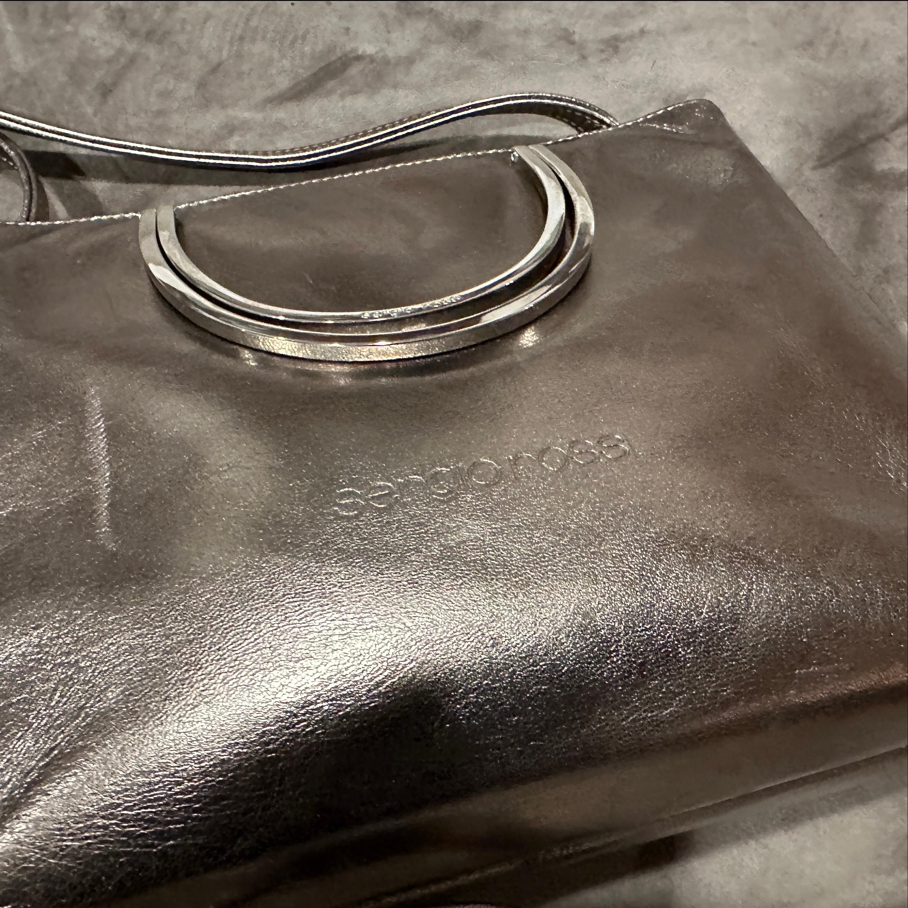 Piel de bronce de los años 90 y tono plateado  Bolso de hombro con herrajes de Sergio Rossi en venta 11