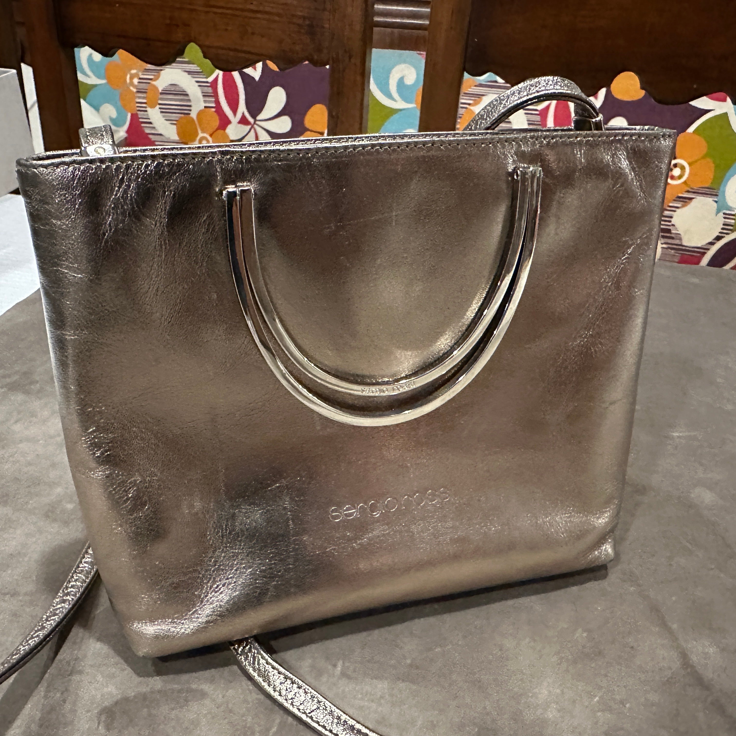 Piel de bronce de los años 90 y tono plateado  Bolso de hombro con herrajes de Sergio Rossi Plata en venta
