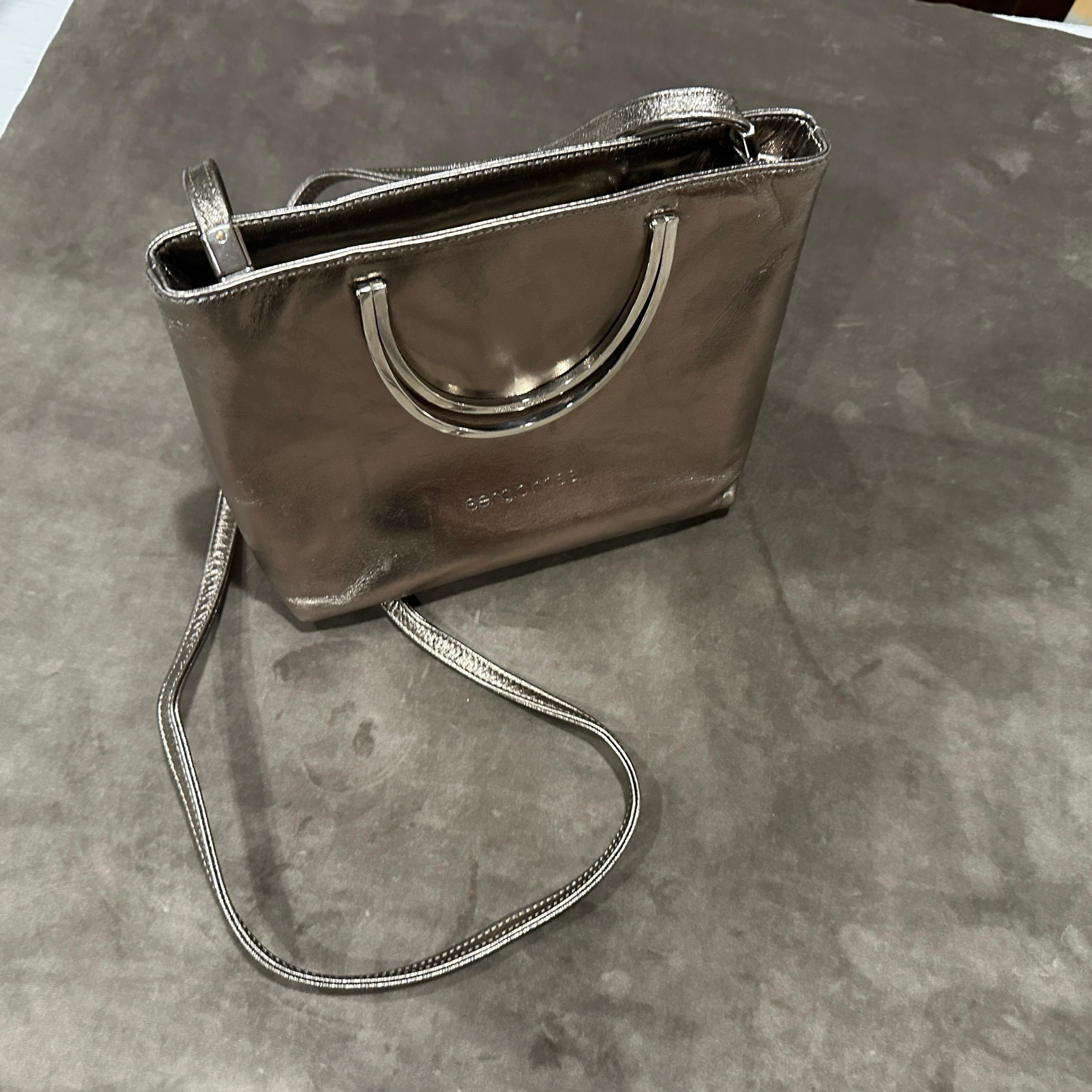 De las mujeres Piel de bronce de los años 90 y tono plateado  Bolso de hombro con herrajes de Sergio Rossi en venta