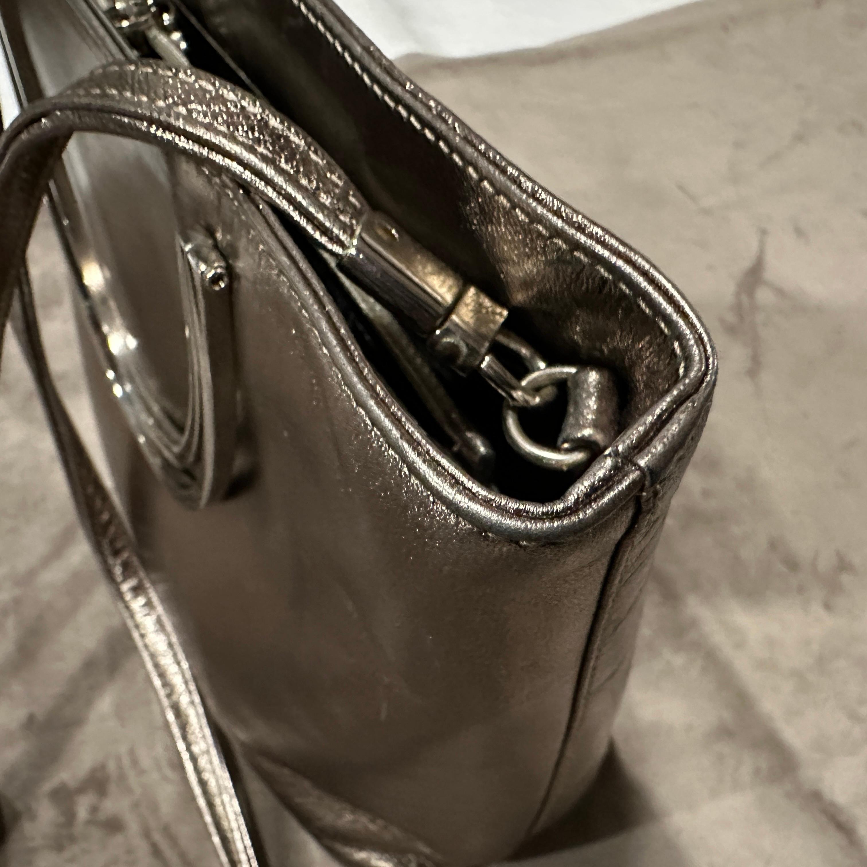 Piel de bronce de los años 90 y tono plateado  Bolso de hombro con herrajes de Sergio Rossi en venta 1