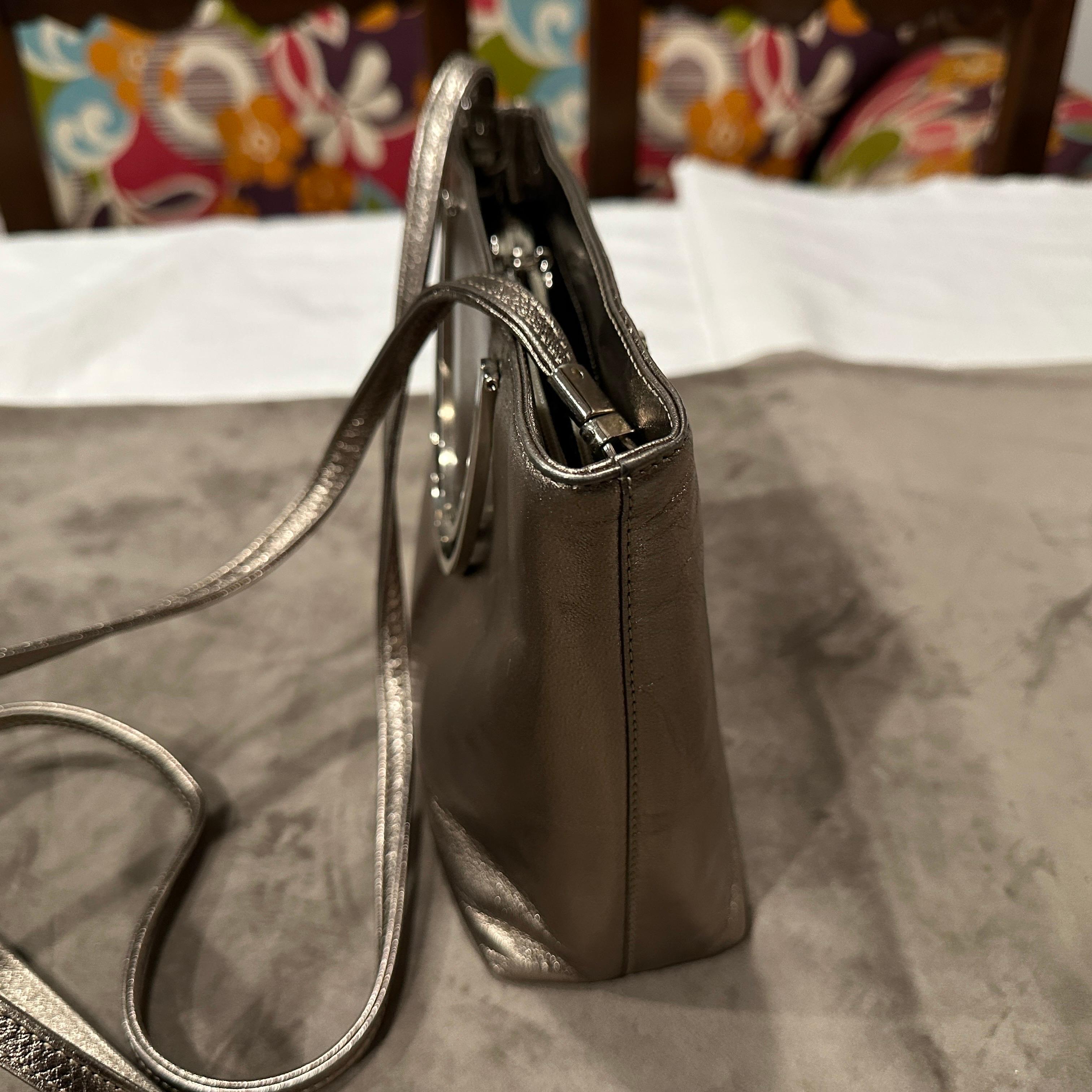 Piel de bronce de los años 90 y tono plateado  Bolso de hombro con herrajes de Sergio Rossi en venta 3