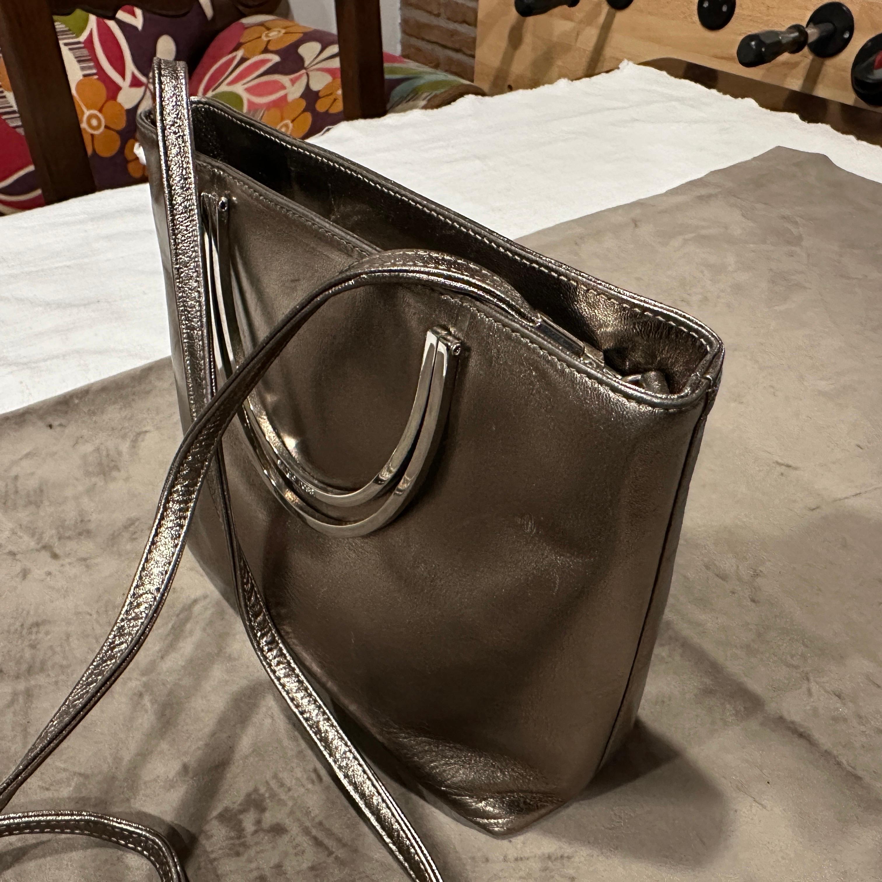 Piel de bronce de los años 90 y tono plateado  Bolso de hombro con herrajes de Sergio Rossi en venta 4