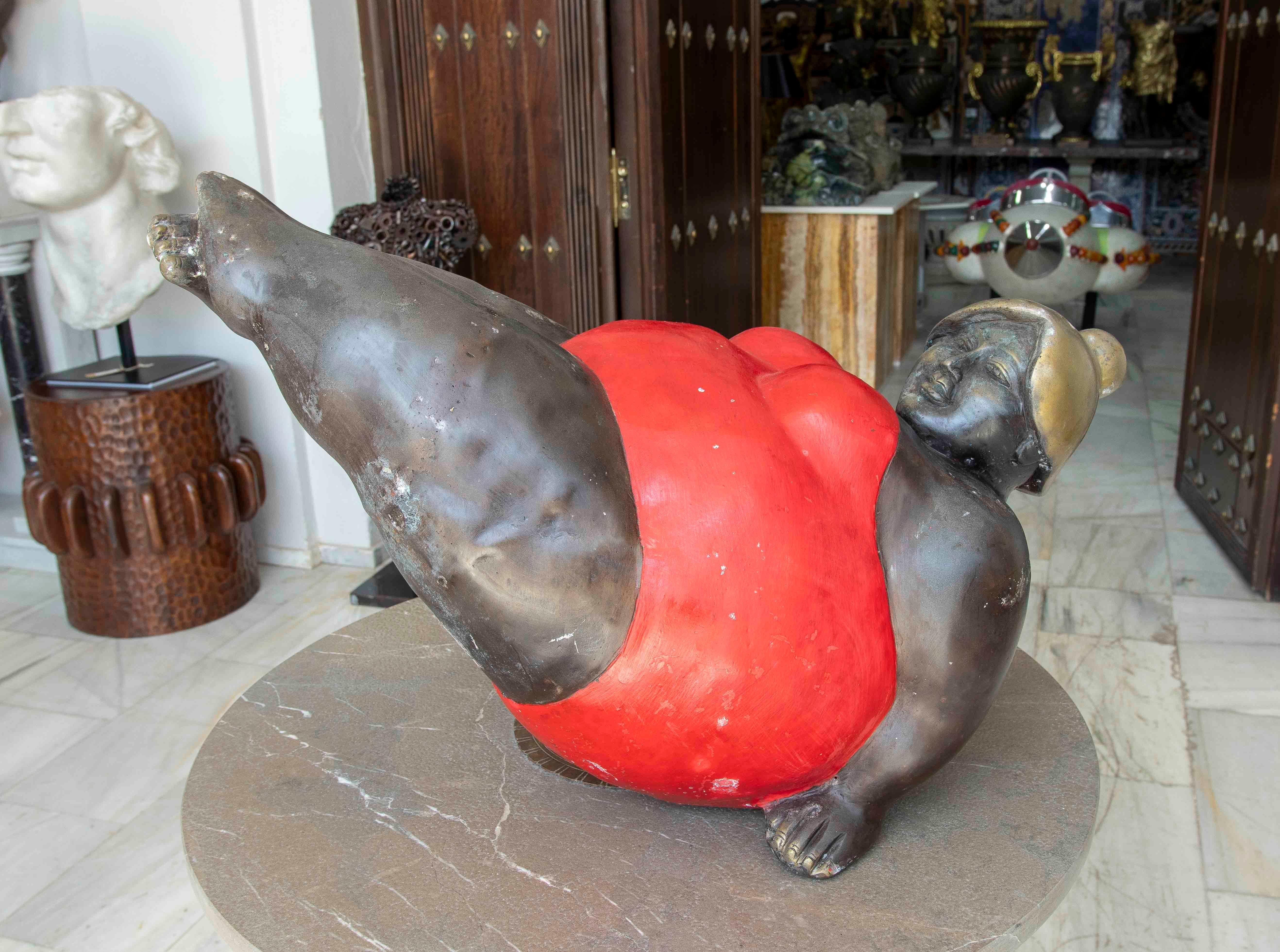 Escultura de bronce de los años 90 de una mujer en bañador rojo - Estilo contemporáneo en venta 4
