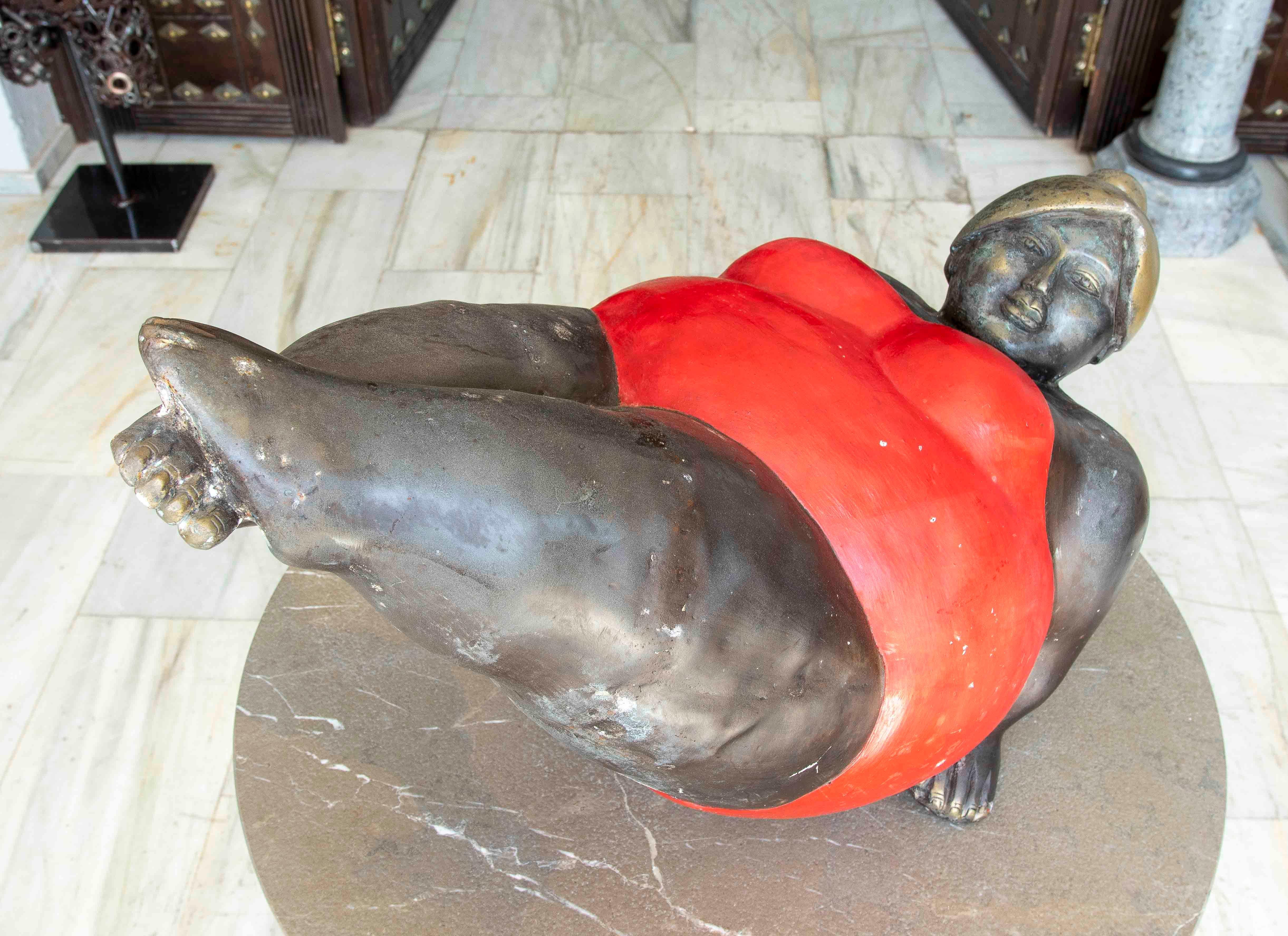 Escultura de bronce de los años 90 de una mujer en bañador rojo - Estilo contemporáneo Europeo en venta