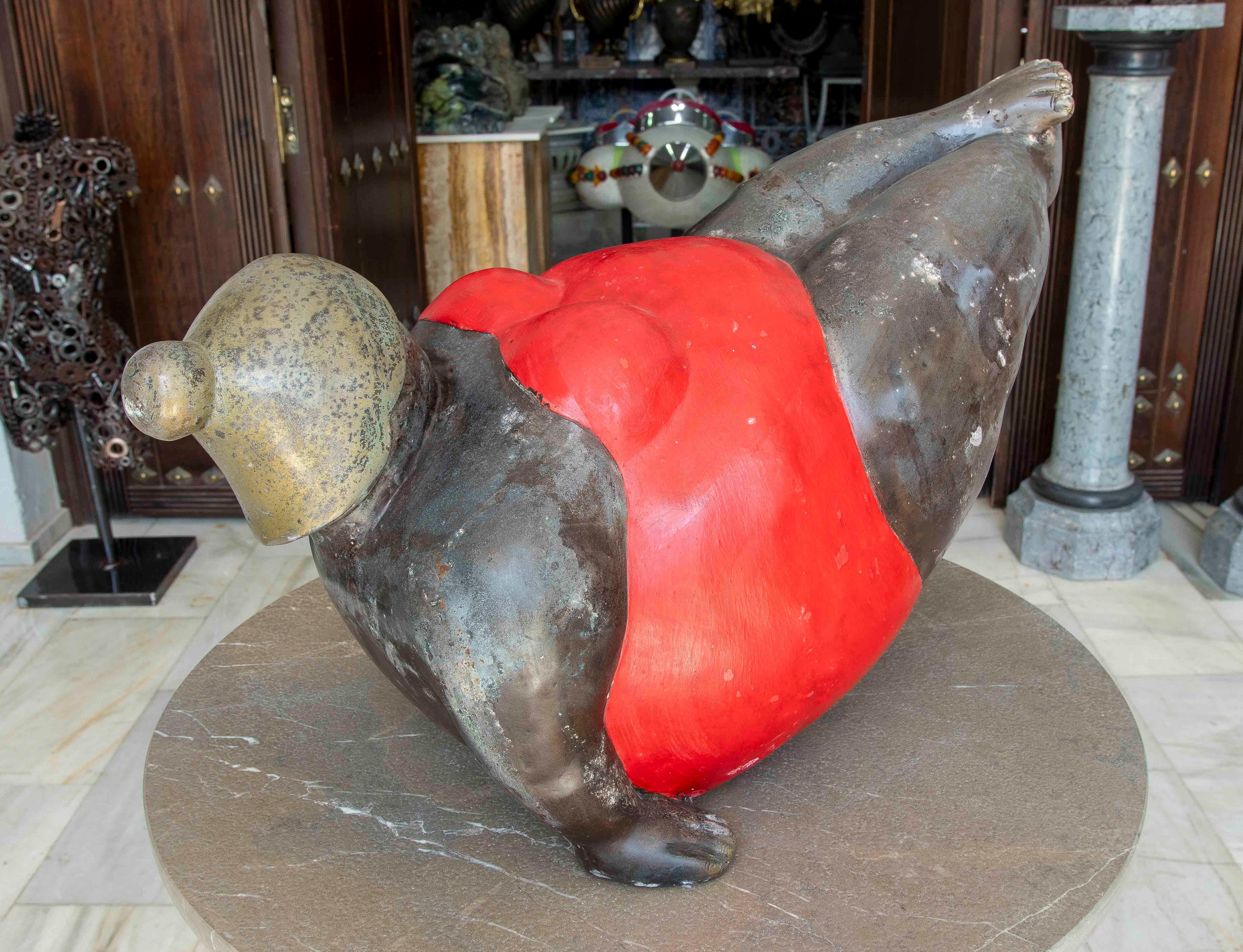 Escultura de bronce de los años 90 de una mujer en bañador rojo - Estilo contemporáneo Bronce en venta