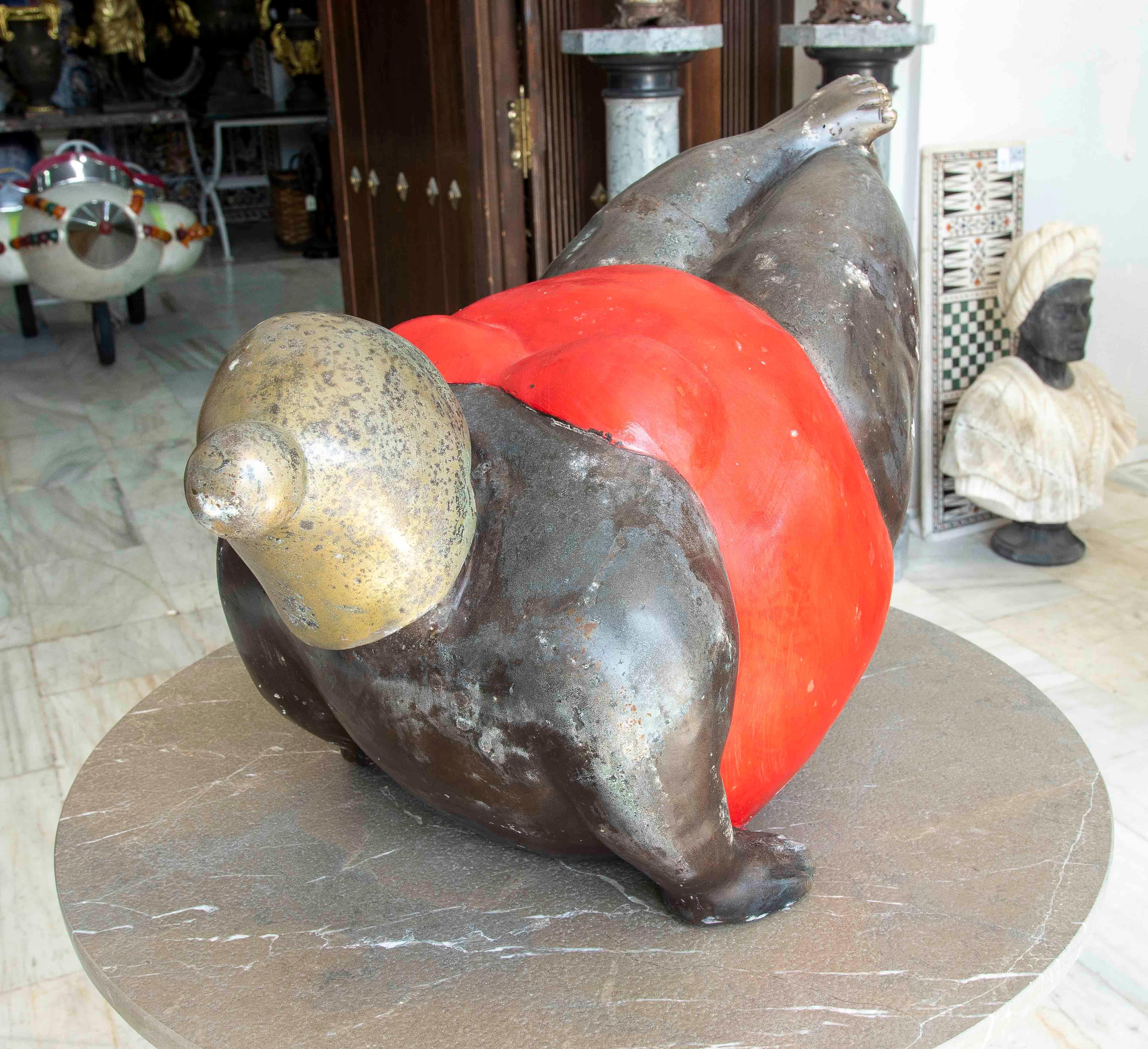 Escultura de bronce de los años 90 de una mujer en bañador rojo - Estilo contemporáneo en venta 1