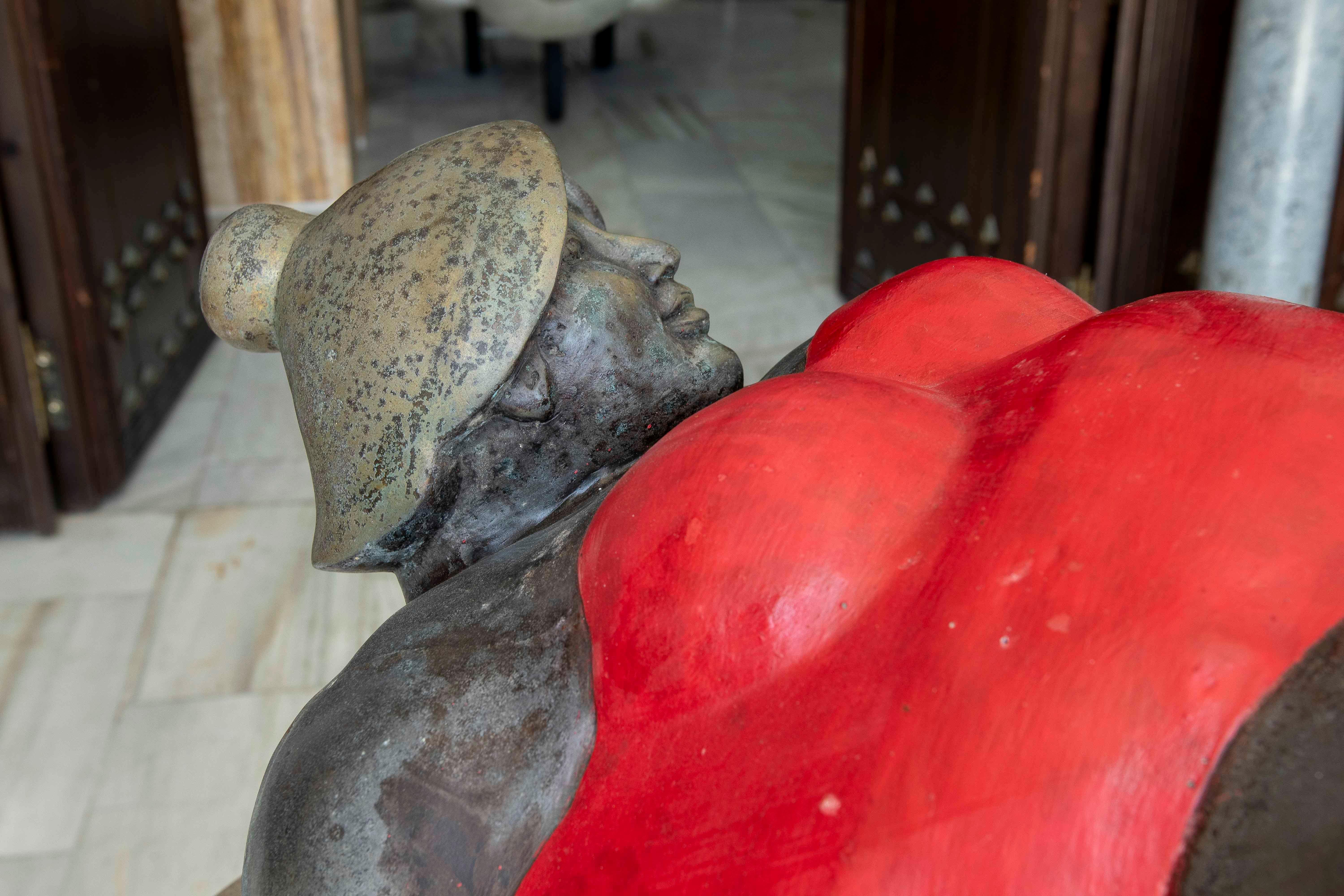 Escultura de bronce de los años 90 de una mujer en bañador rojo - Estilo contemporáneo en venta 2