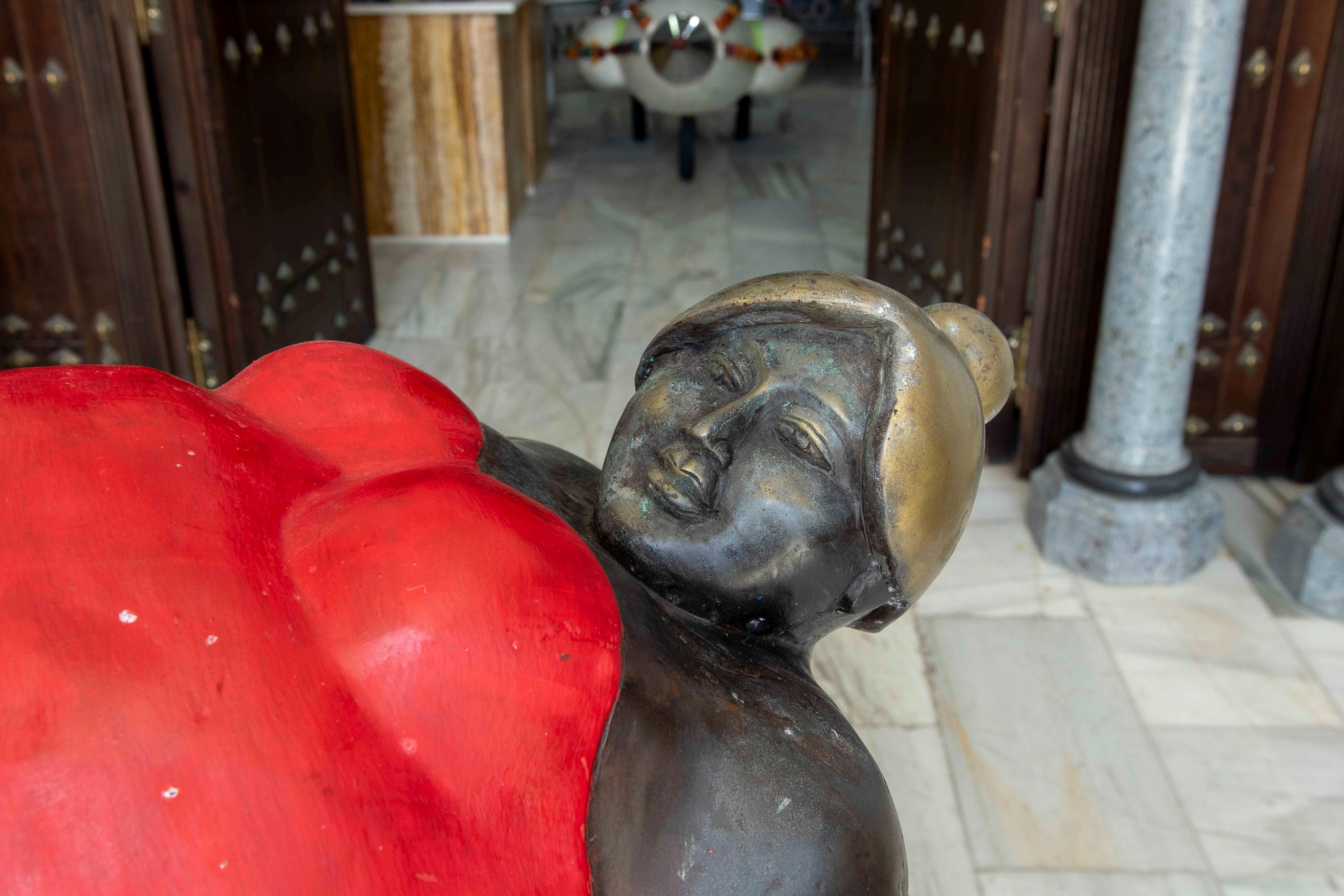 Escultura de bronce de los años 90 de una mujer en bañador rojo - Estilo contemporáneo en venta 3