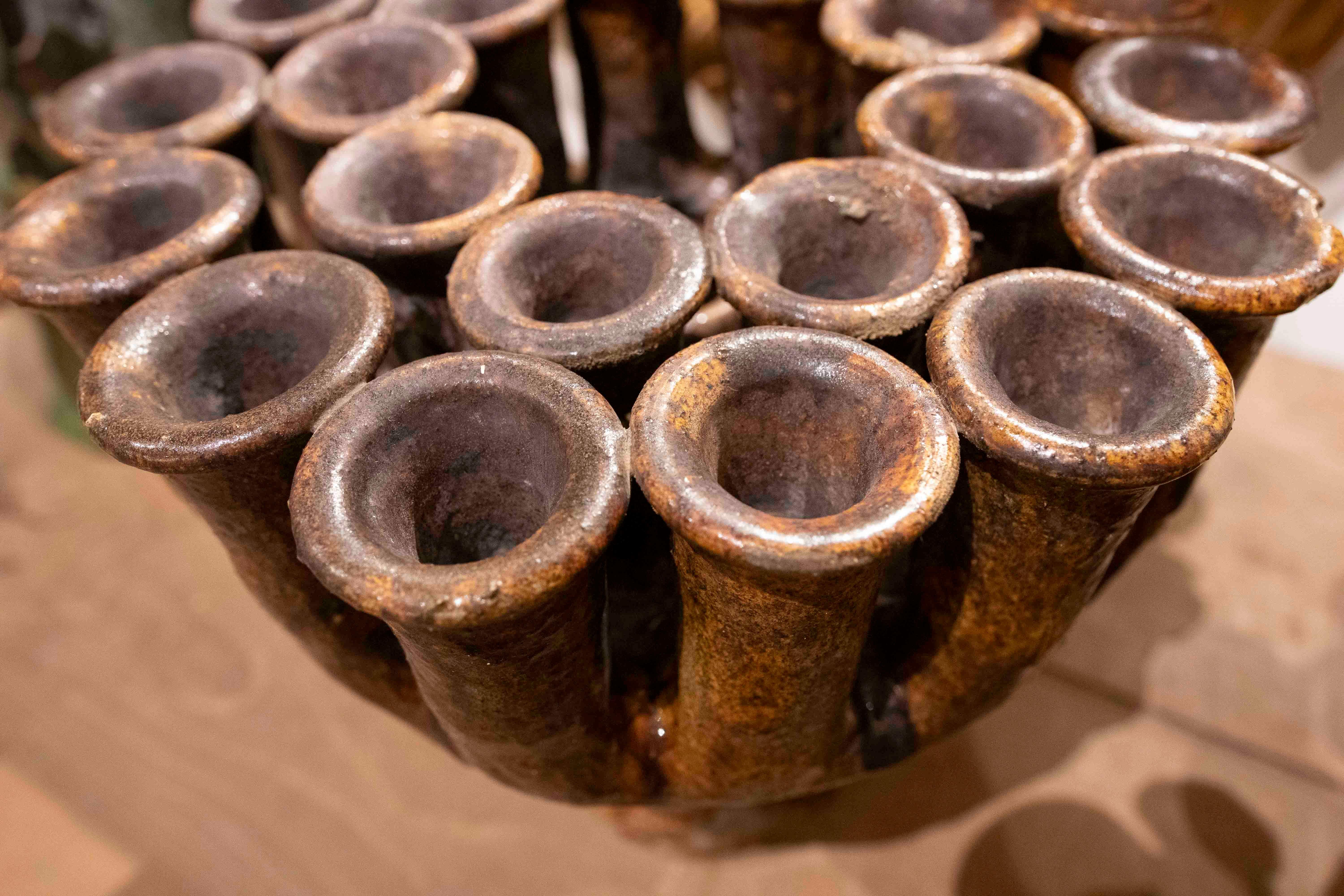 Candelero de cerámica esmaltada marrón de los años 90 en venta 4