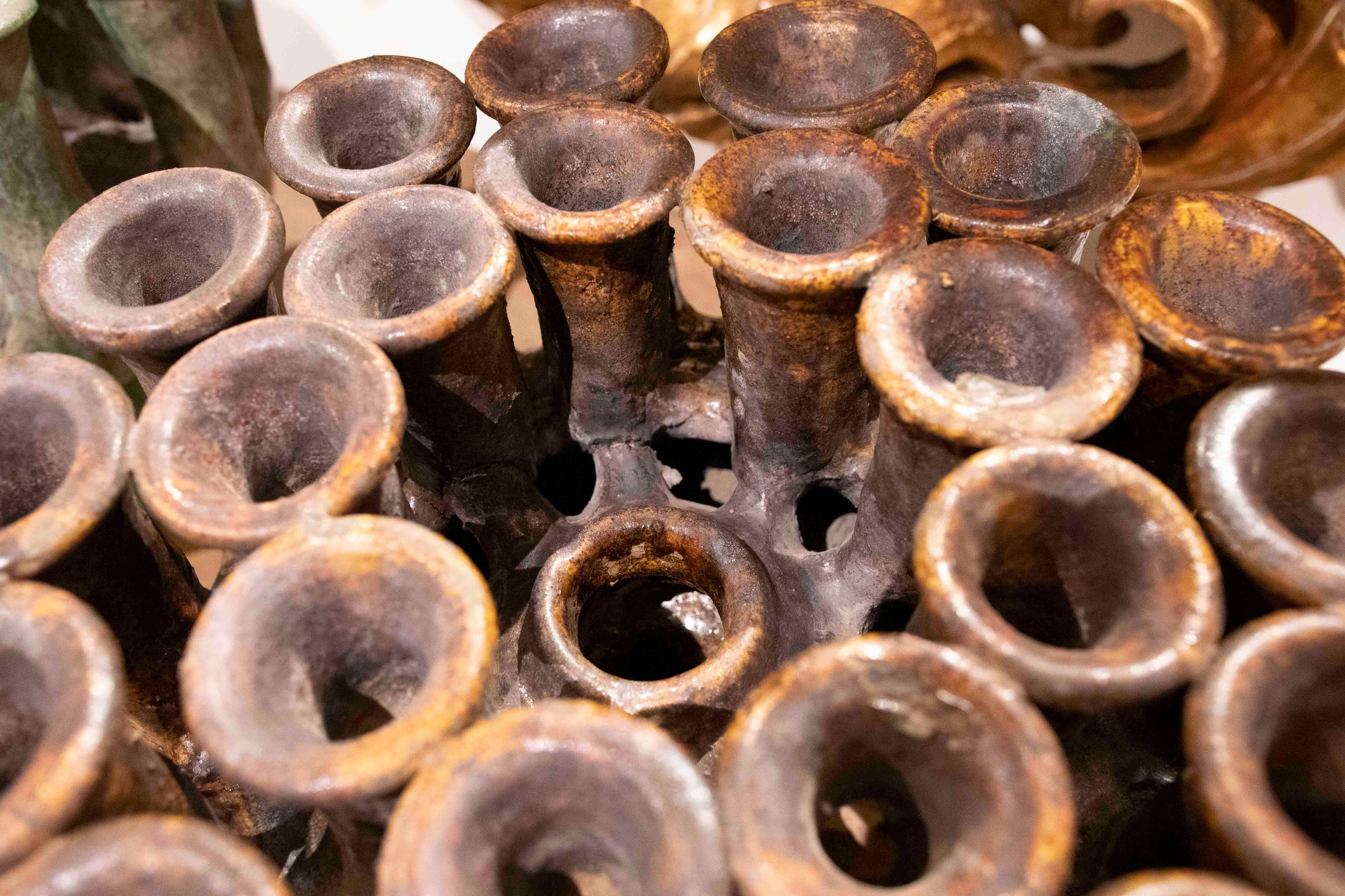 Candelero de cerámica esmaltada marrón de los años 90 en venta 5