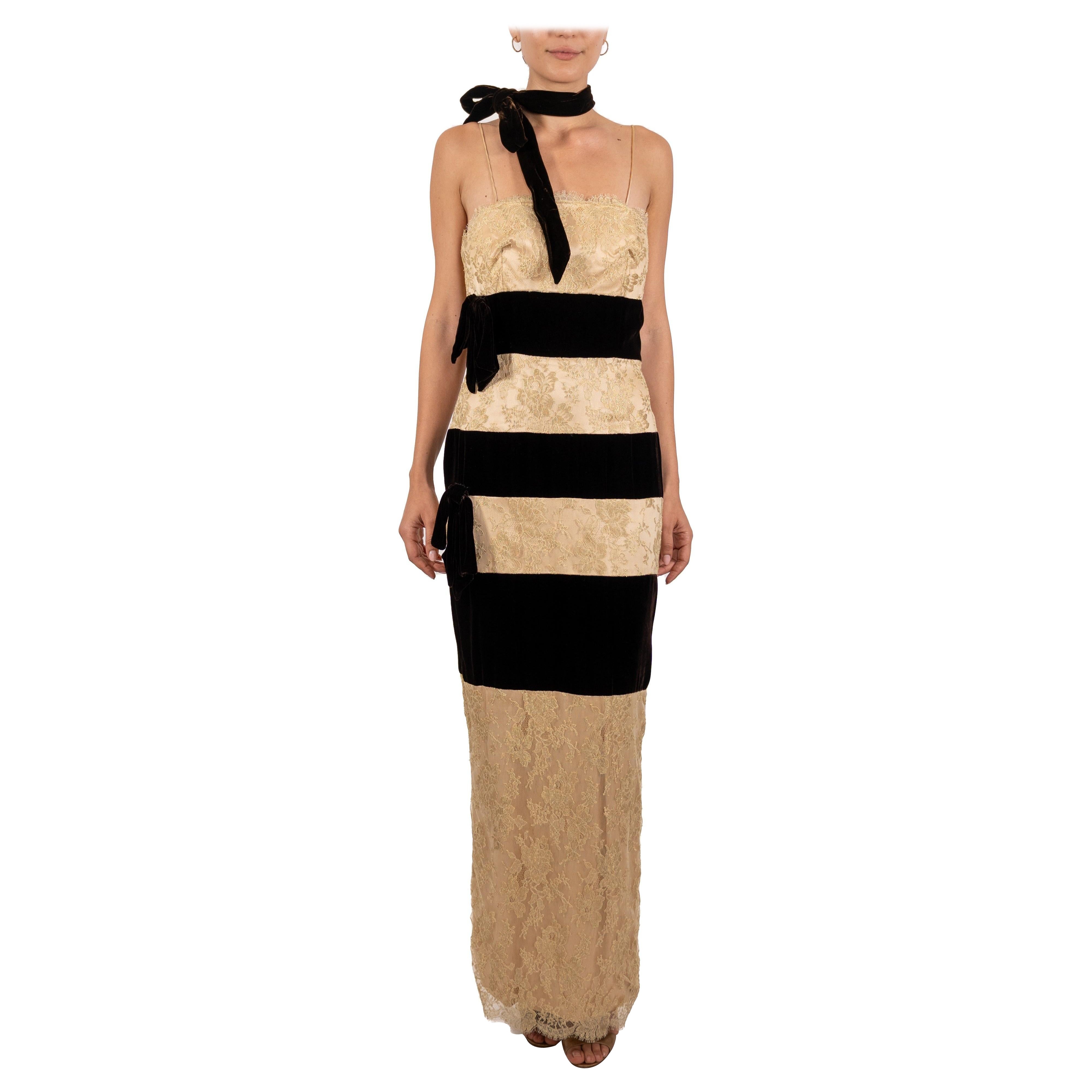 1990S Brown & Gold Silk Velvet Metallic Lace Strapless Gown (Robe bustier en velours de soie métallisée)
