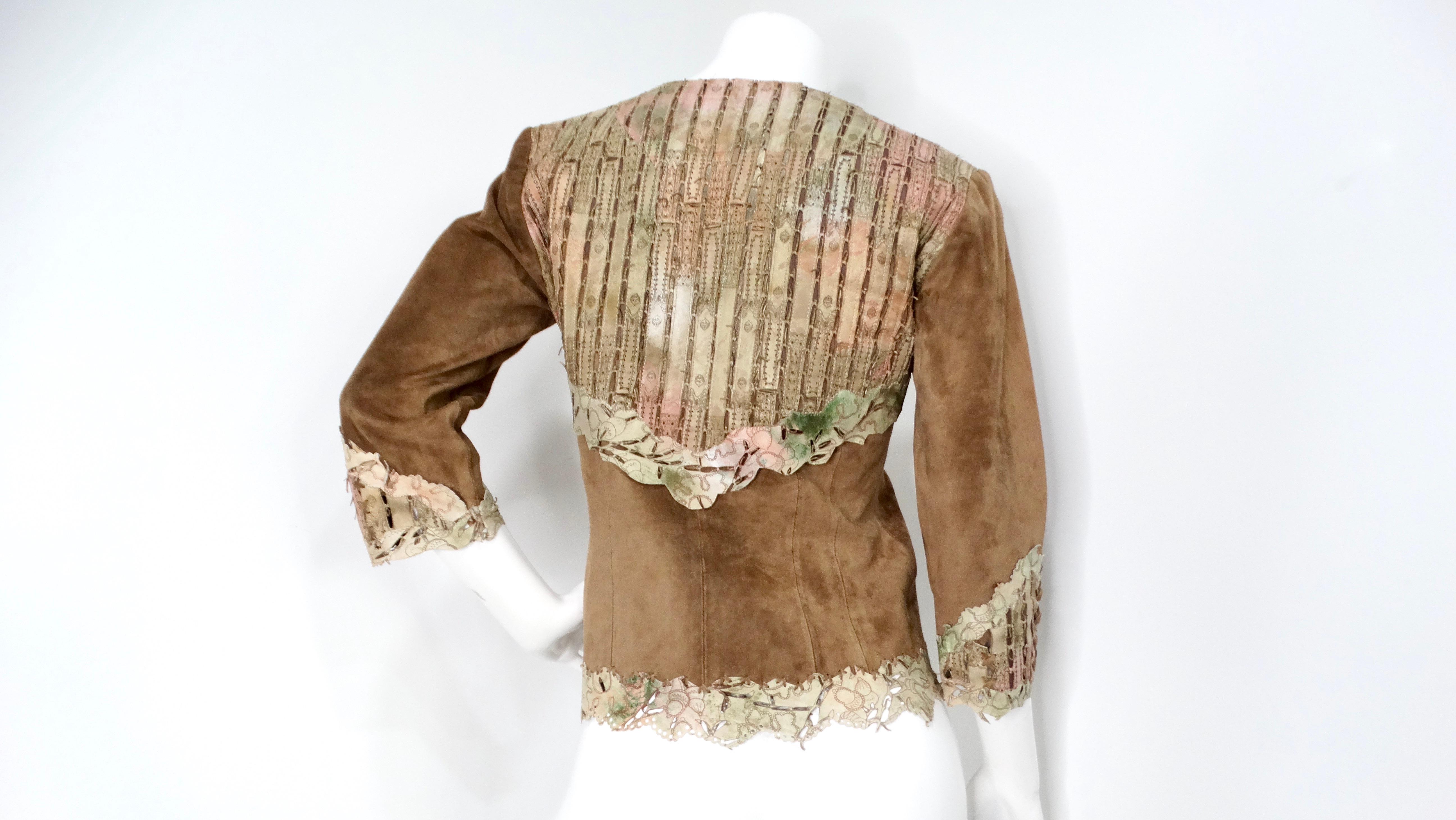 Cette superbe veste en cuir et daim marron découpé des années 1990 incarne l'esprit d'une époque révolue, caractérisée par un savoir-faire unique et un design artistique. Le doux daim marron forme la base de la veste, offrant une sensation de luxe