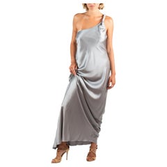 1990S Brunello Cucinelli Vestido de un hombro de seda plateada con detalle metálico brillante