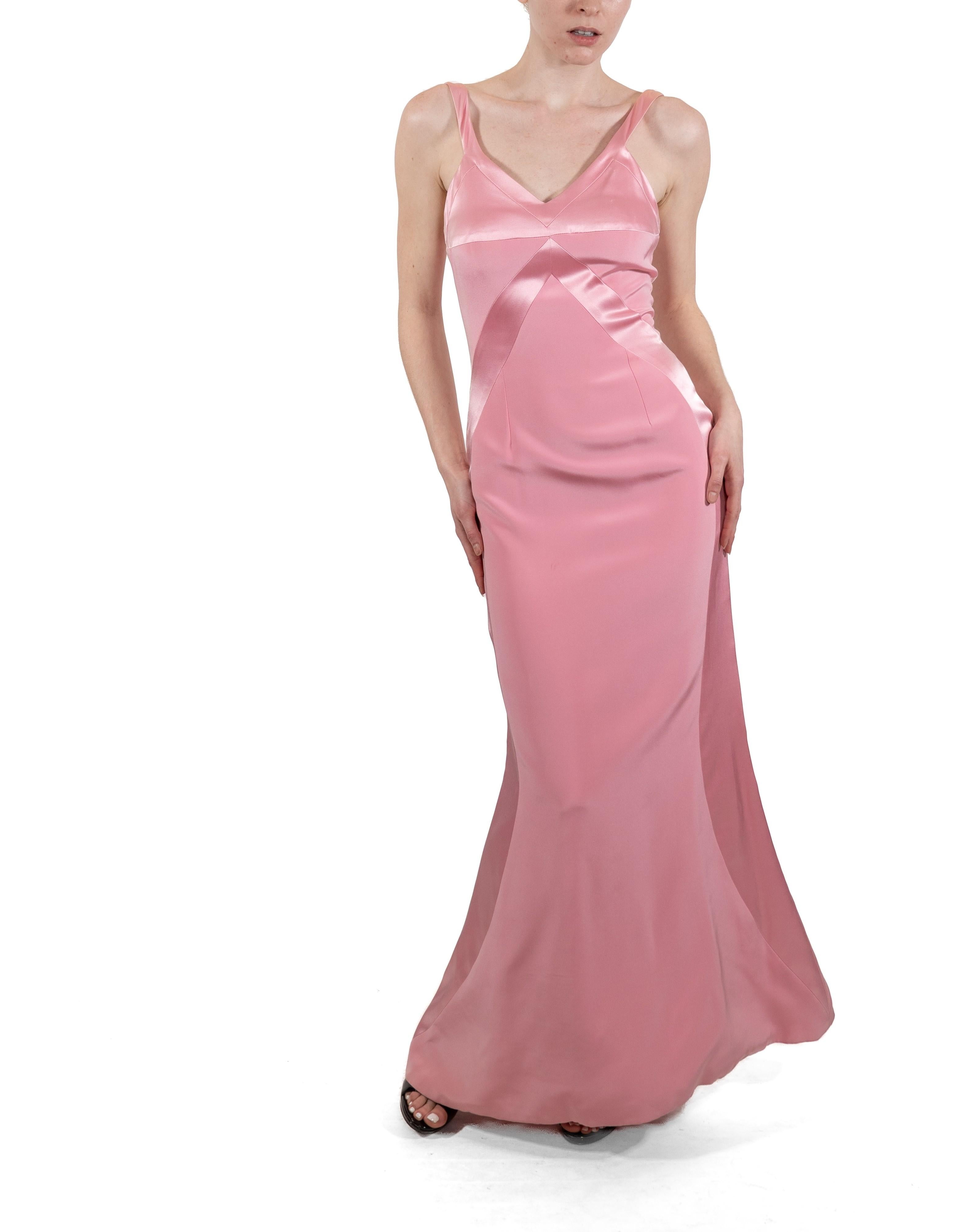 Questo abito non conserva alcuna etichetta, ma la quantità di rifiniture a mano indica una qualità Haute Couture o su misura, completamente foderato in seta. Abito in Faille di seta rosa Bubble Gum degli anni '90 
