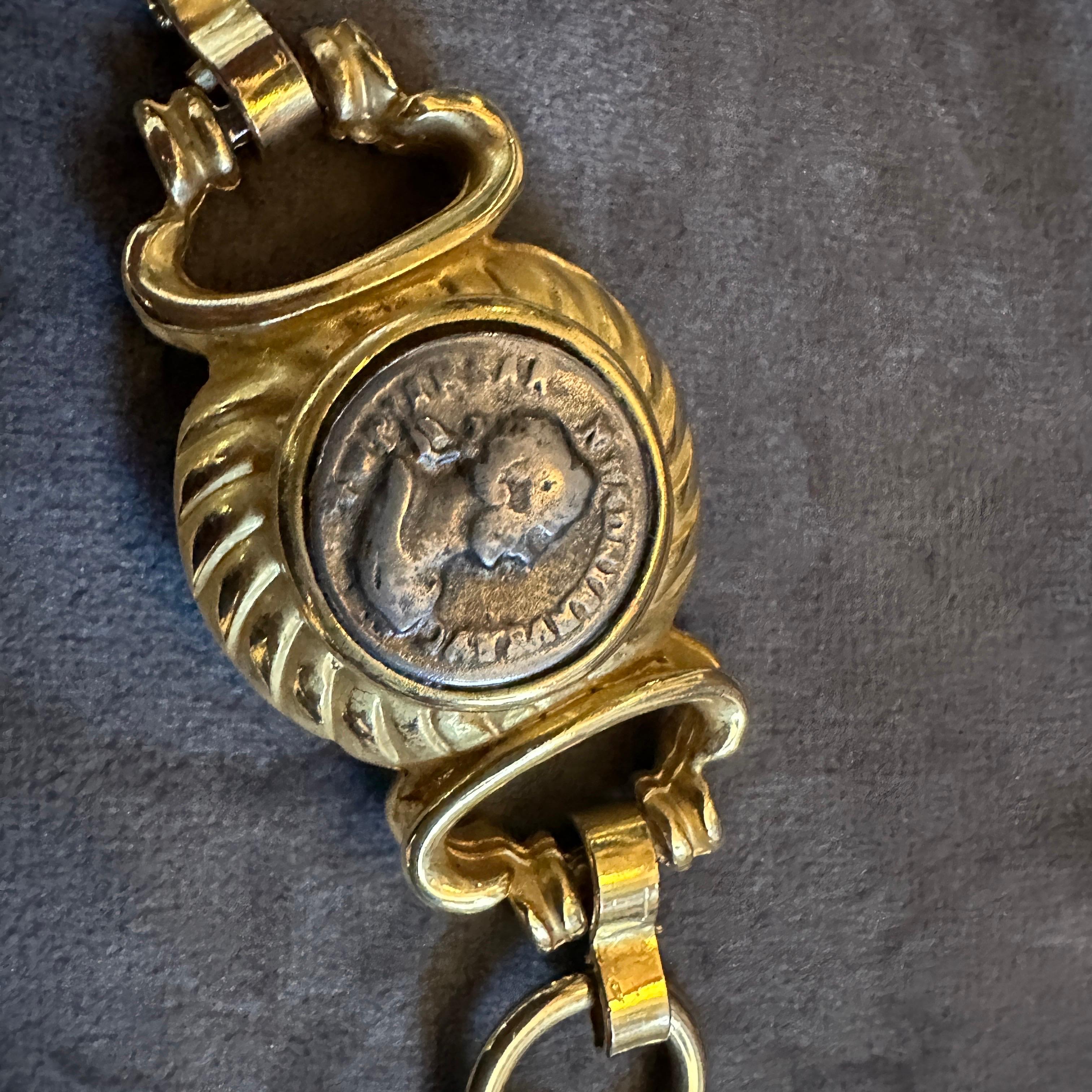 1990s Bulgari Inspired Neo Classical Brass Italian Coin Bracelet Neoclásico en venta
