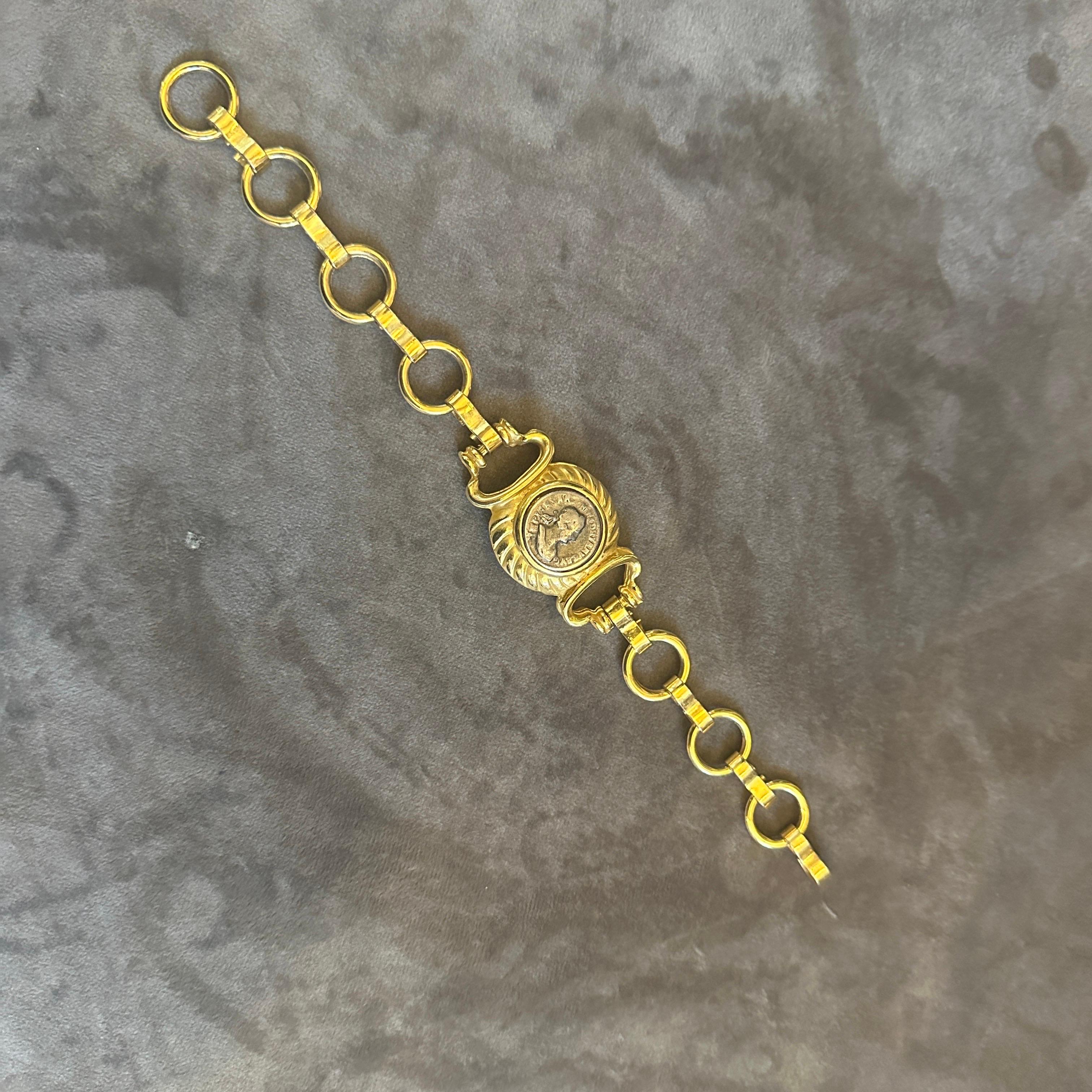 1990s Bulgari Inspired Neo Classical Brass Italian Coin Bracelet en venta 1