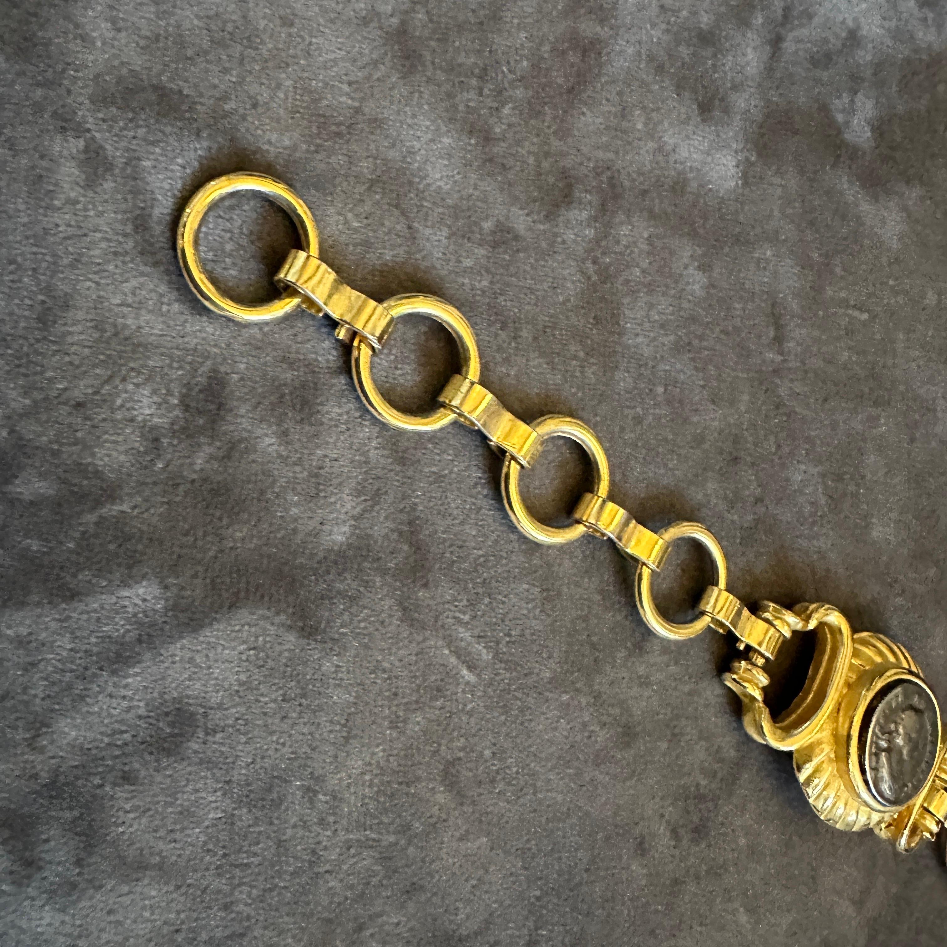 1990s Bulgari Inspired Neo Classical Brass Italian Coin Bracelet en venta 3
