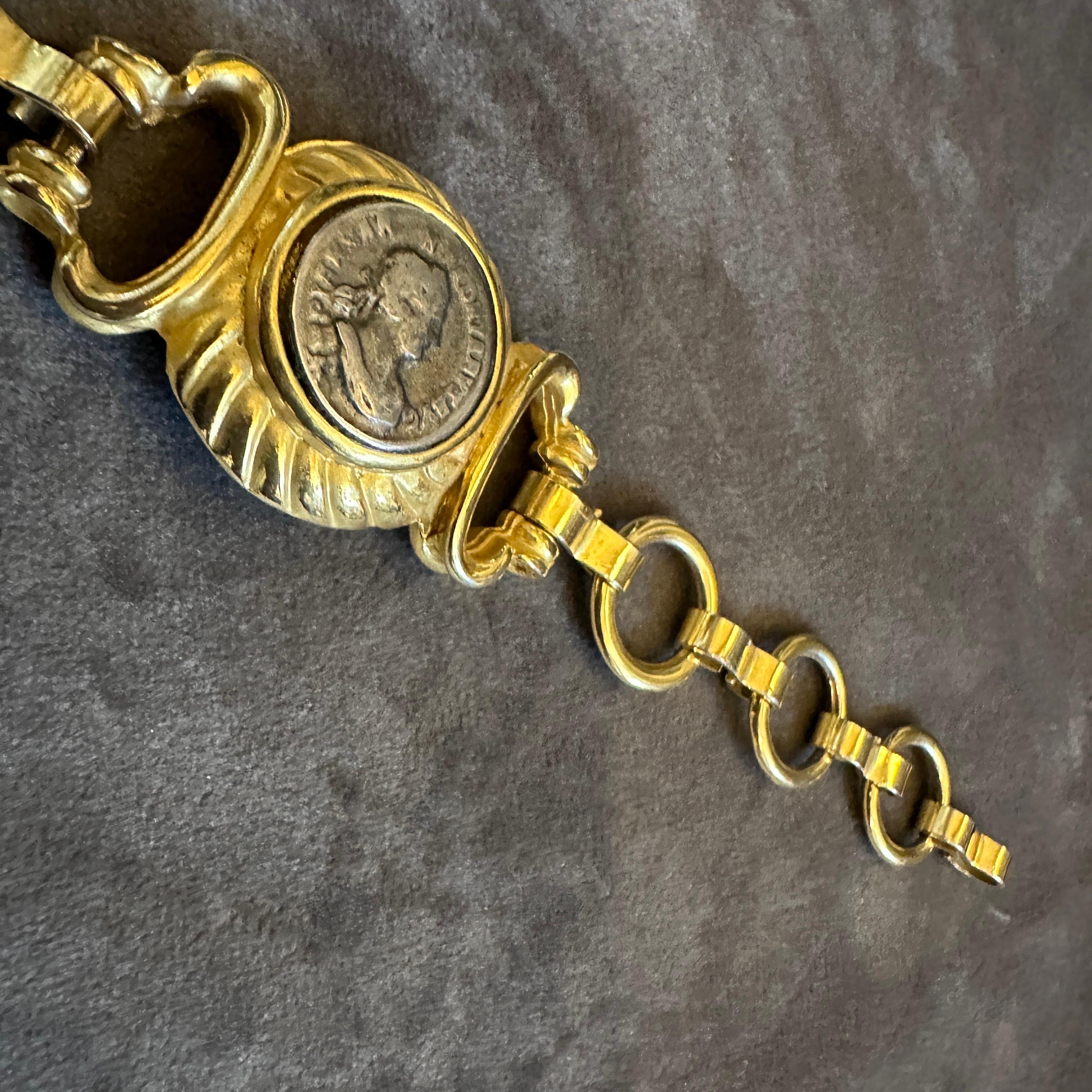1990s Bulgari Inspired Neo Classical Brass Italian Coin Bracelet en venta 4