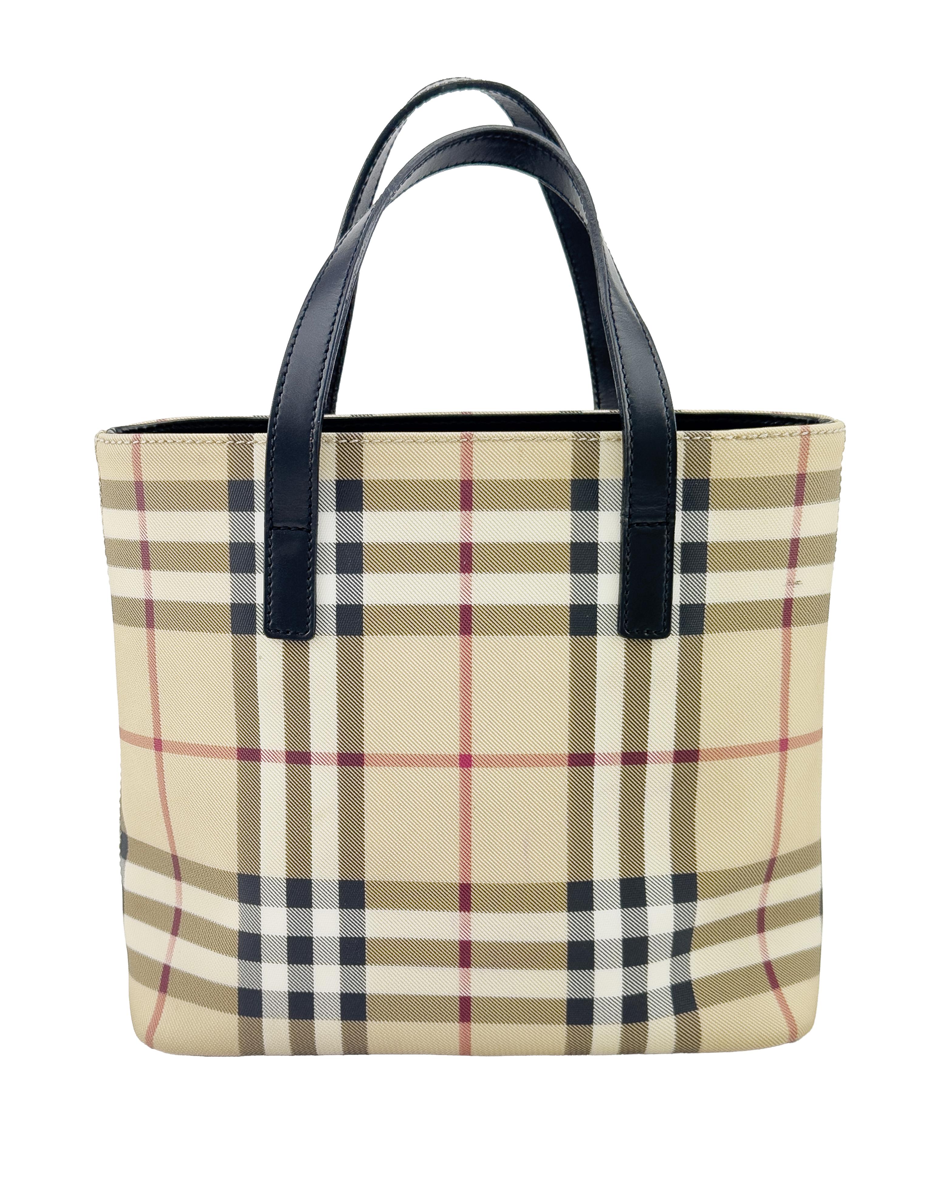 Burberry klassische Nova karierte PVC beschichtete Mini-Tasche aus den späten 1990er, frühen 2000er Jahren. Griffe aus dunkelbraunem Leder und Verzierungen an der Oberseite der Tasche. Schwarz gefüttert, mit einer Innentasche. Magnetischer