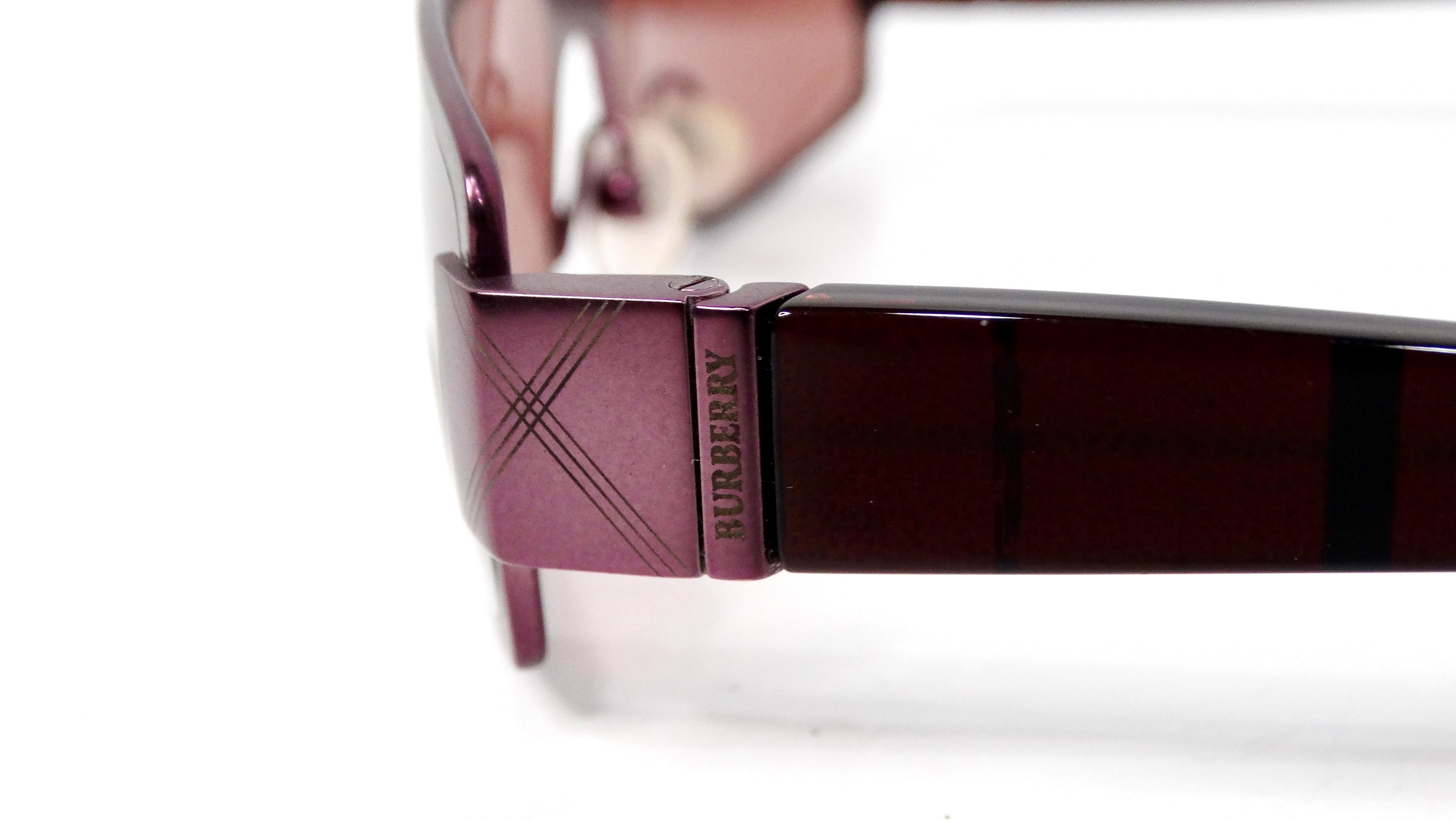 Marrone Occhiali da sole Burberry anni '90 a quadri viola con montatura rettangolare colorata in vendita