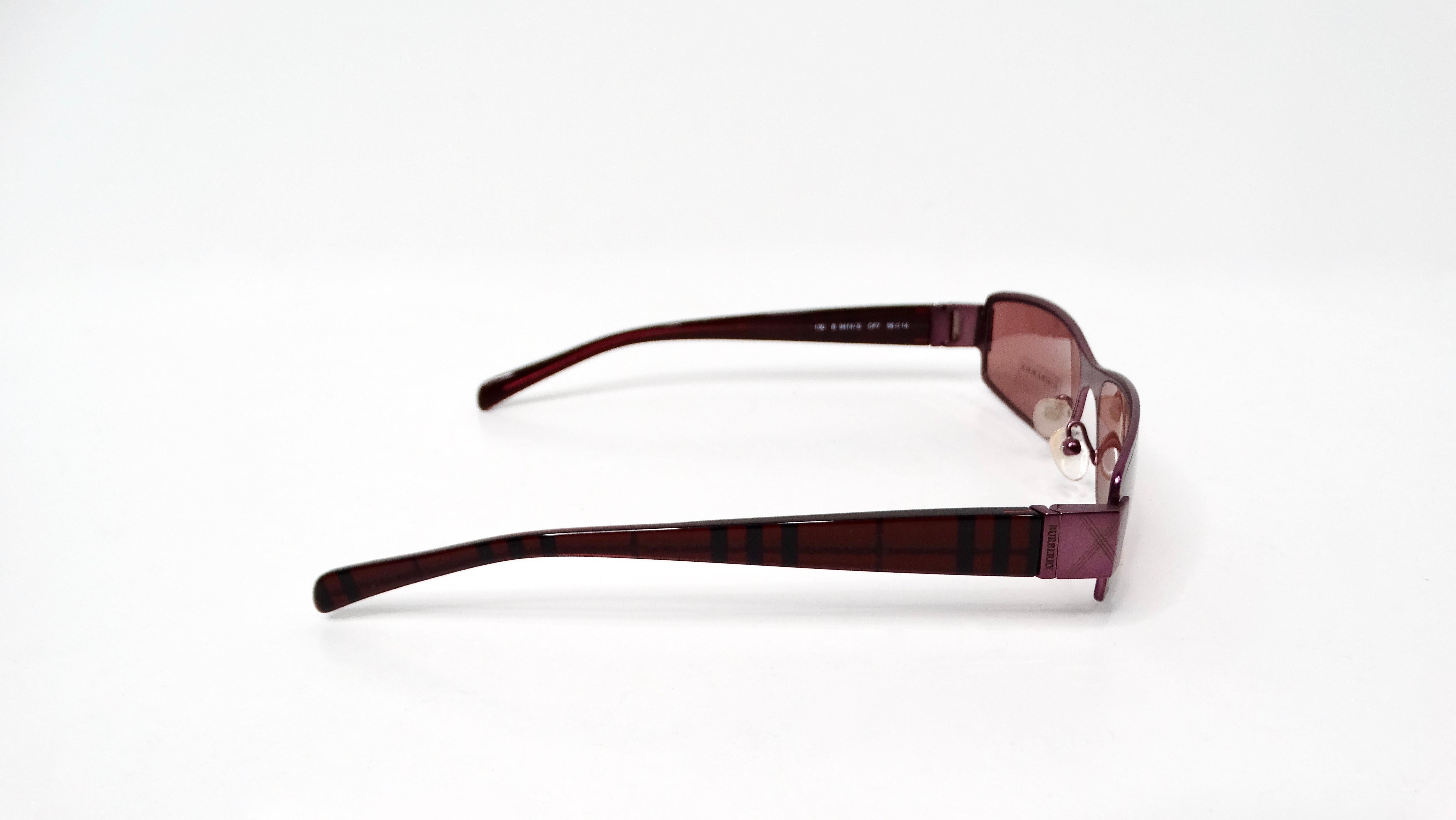 Occhiali da sole Burberry anni '90 a quadri viola con montatura rettangolare colorata in vendita 3