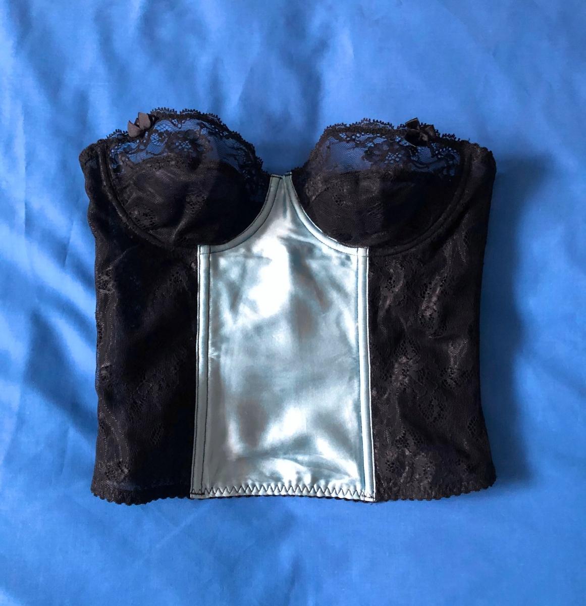 Burberry lace corset, black lace, frontal blue satin detail, back closure 
Size: 32b
XXS 
In very good vintage condition, 1990s