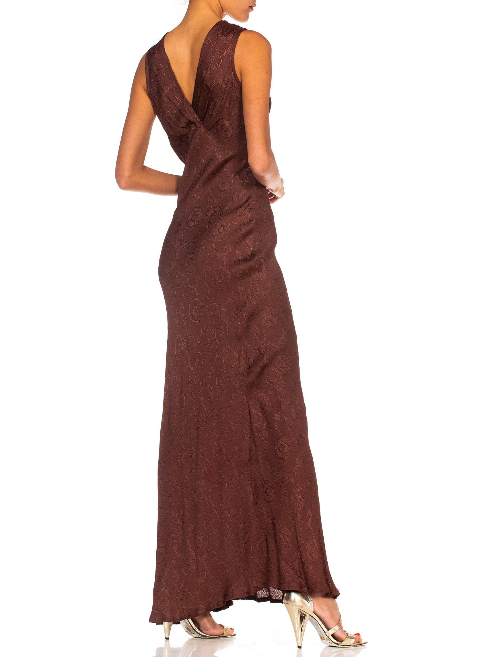 1990er Jahre Burnt Siena Bias Cut Rayon Jacquard 1930er Jahre Stil Slip Kleid im Zustand „Hervorragend“ im Angebot in New York, NY
