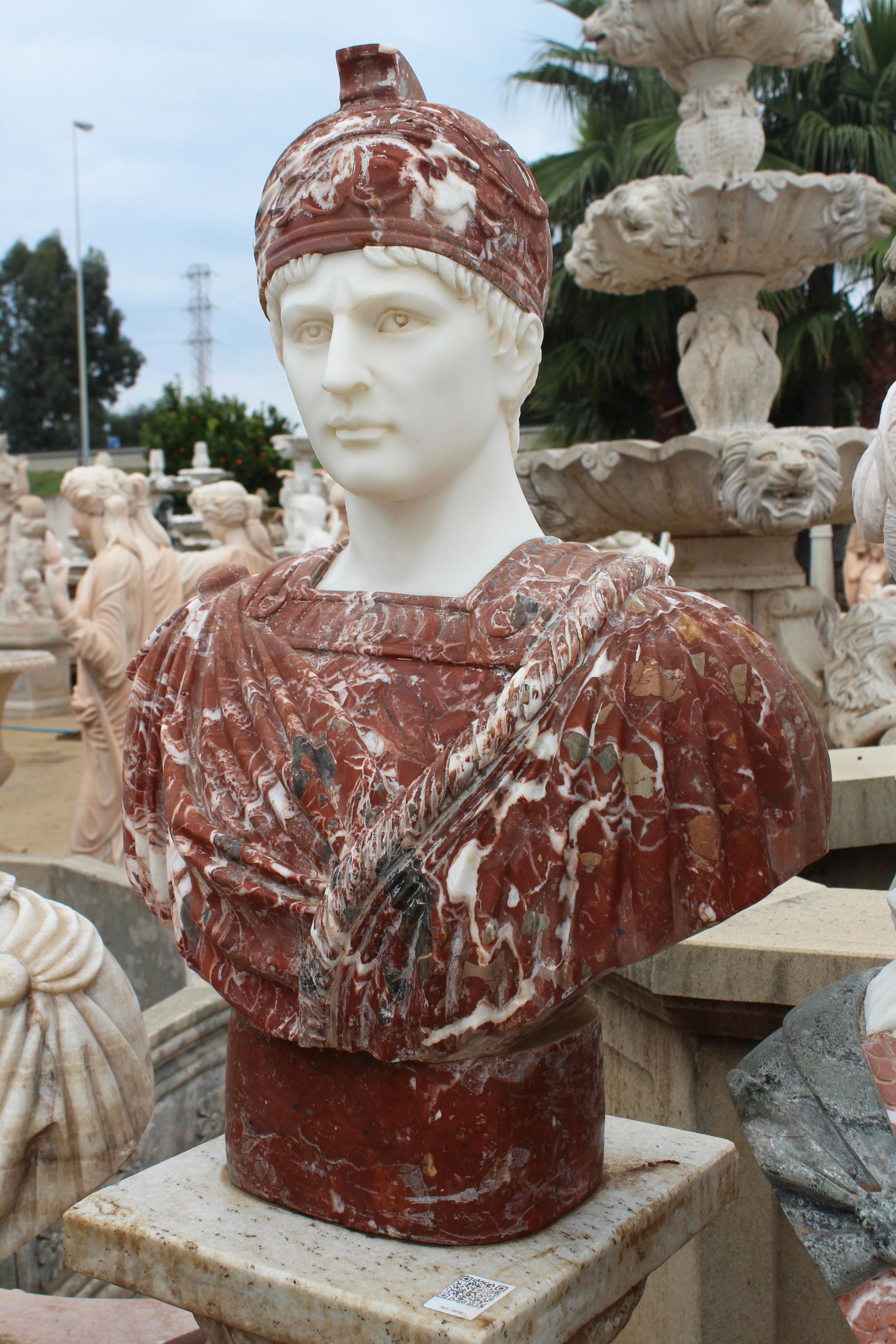 1990er Jahre Büste aus handgeschnitztem römischem Carrara-Weiß- und Alicante-Rotem Marmor (Italienisch) im Angebot