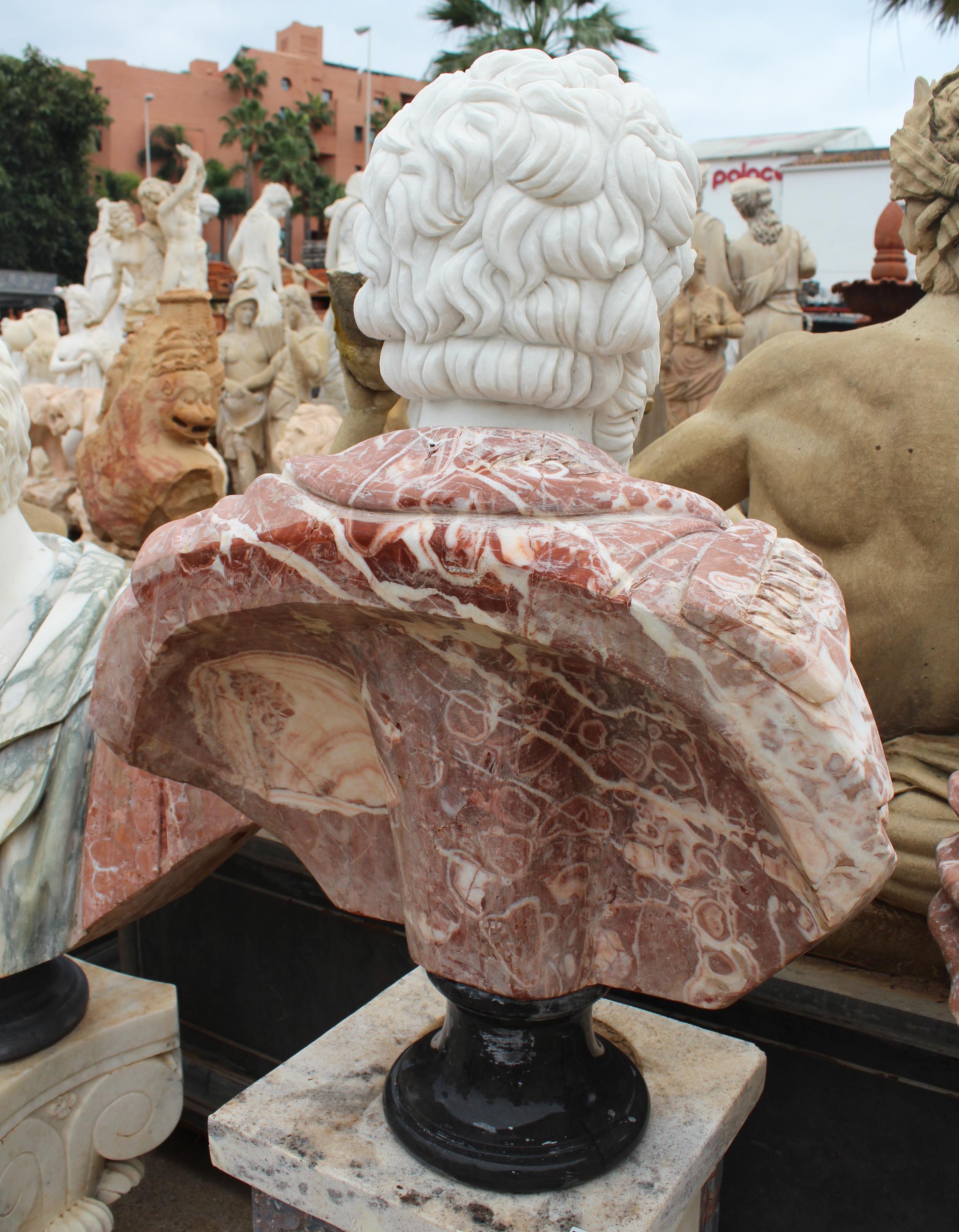 20ième siècle Buste romain des années 1990 sculpté à la main en blanc de Carrare et marbre rouge d'Alicante en vente