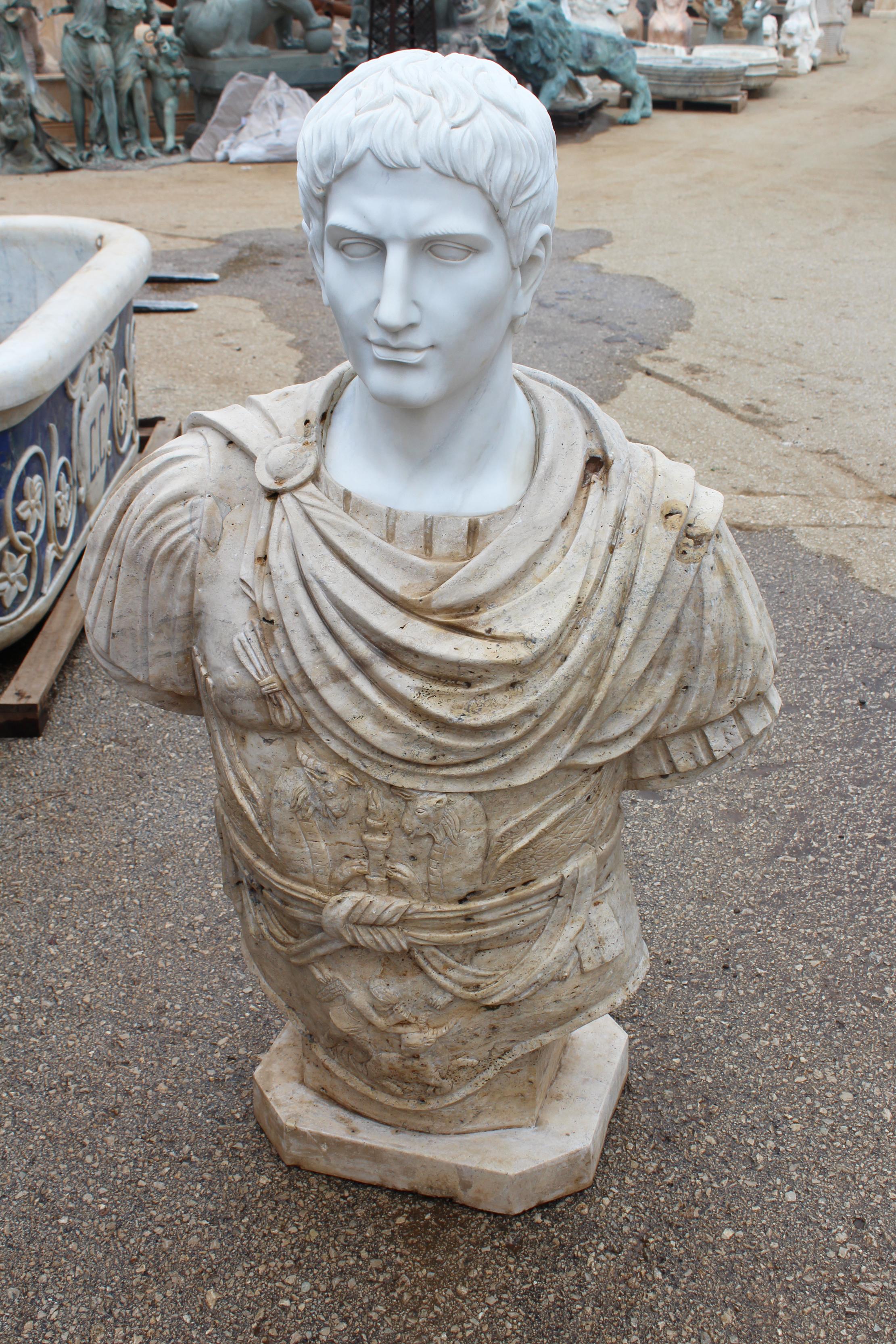 buste de Romain des années 1990, sculpté à la main par des artisans utilisant du marbre blanc pour la tête et du marbre travertin pour la toge, où les veines blanches donnent du mouvement et du réalisme au tissu.