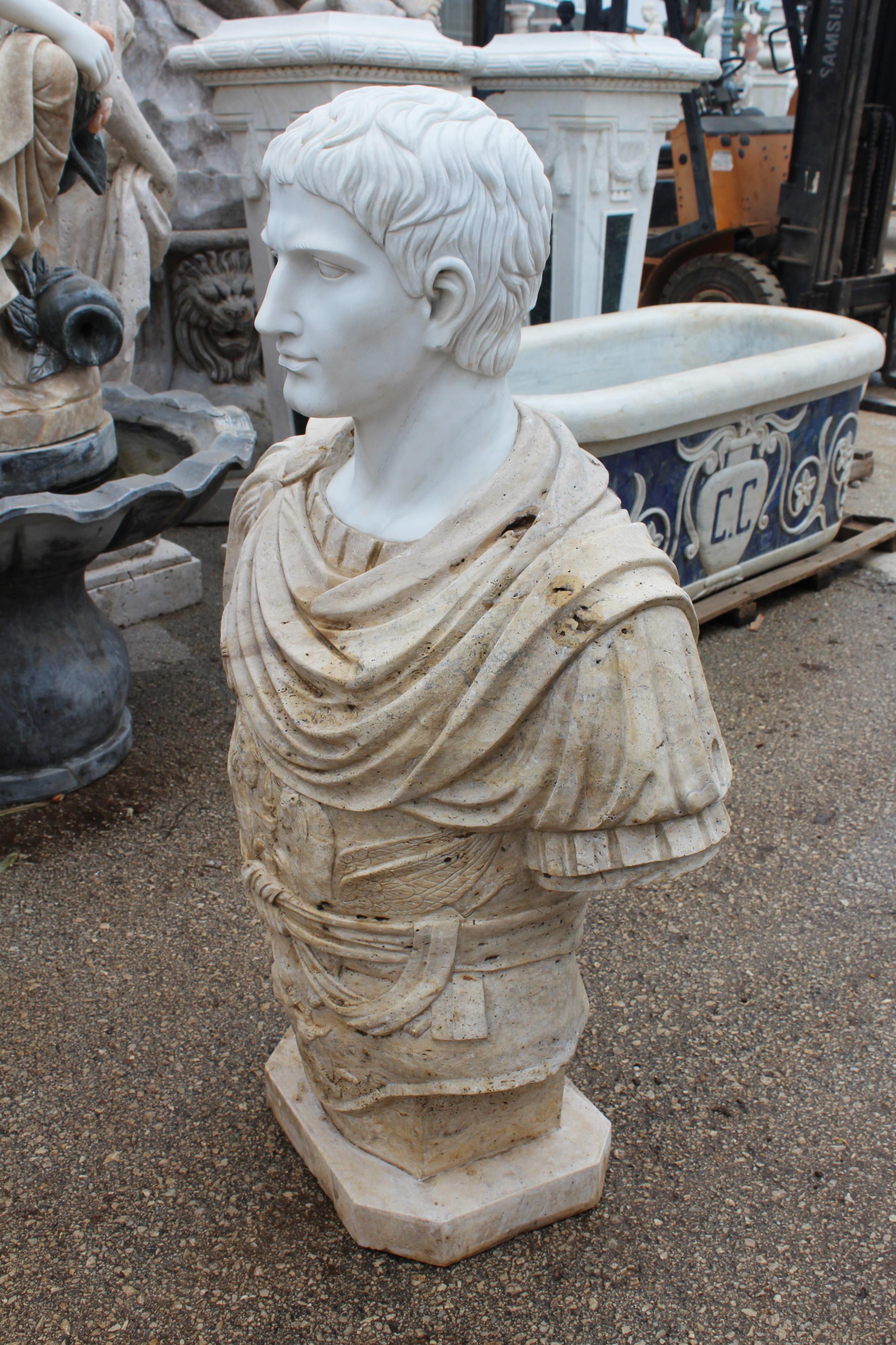 italien Buste romain des années 1990 sculpté à la main en marbre blanc et en marbre travertin en vente