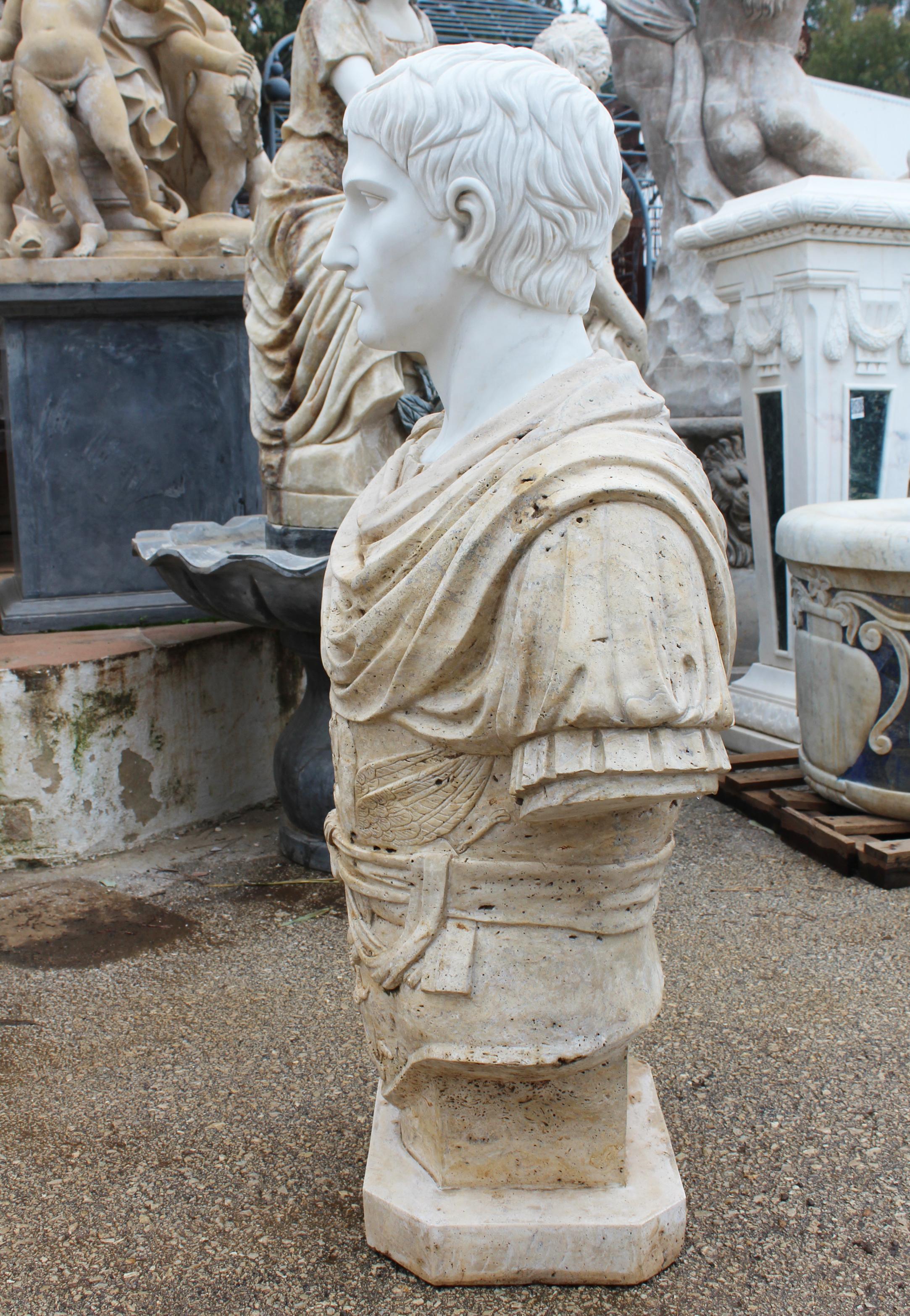 Sculpté à la main Buste romain des années 1990 sculpté à la main en marbre blanc et en marbre travertin en vente