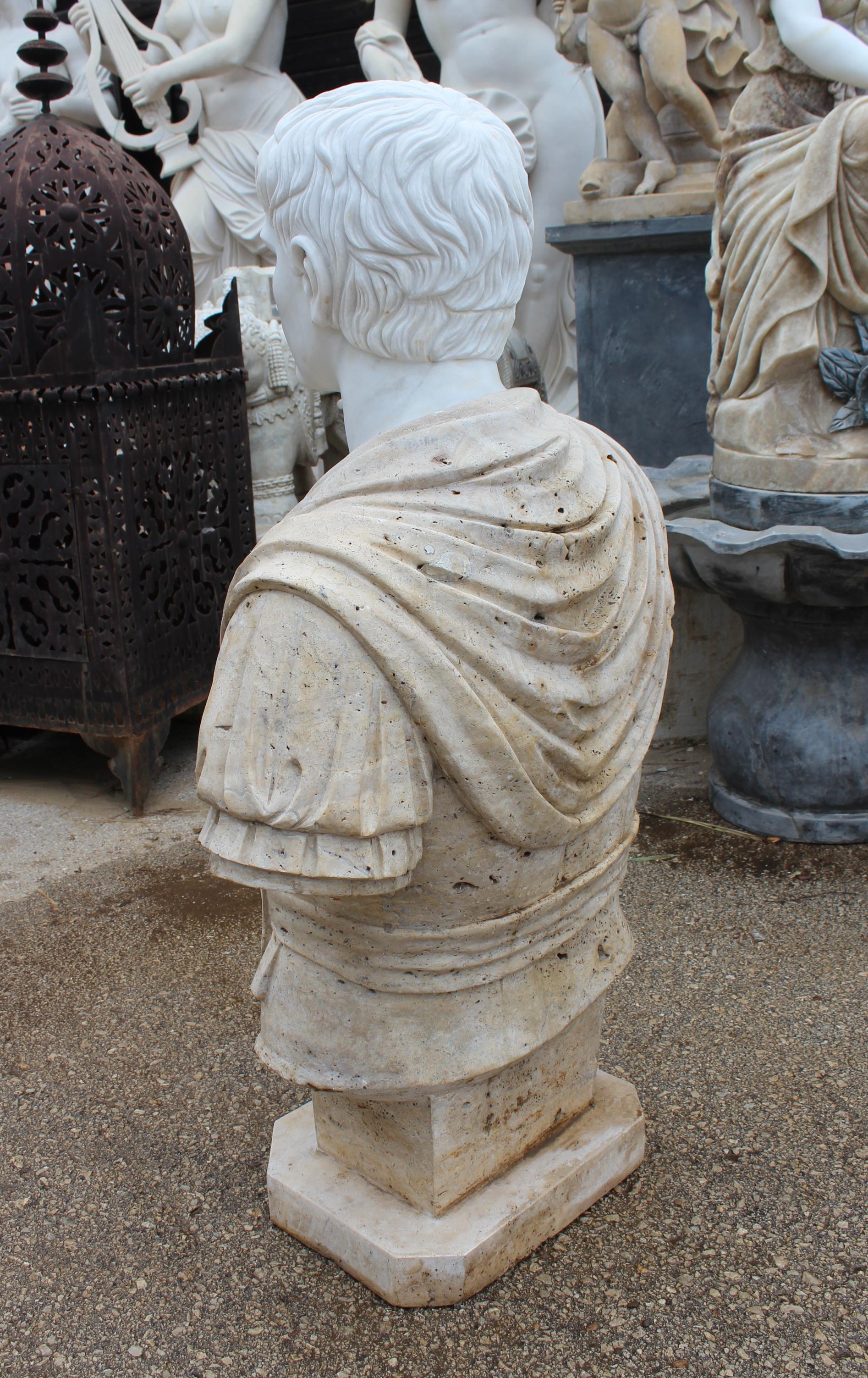1990er Jahre Büste römischer handgeschnitzter weißer Marmor und Travertinmarmor im Zustand „Gut“ im Angebot in Marbella, ES