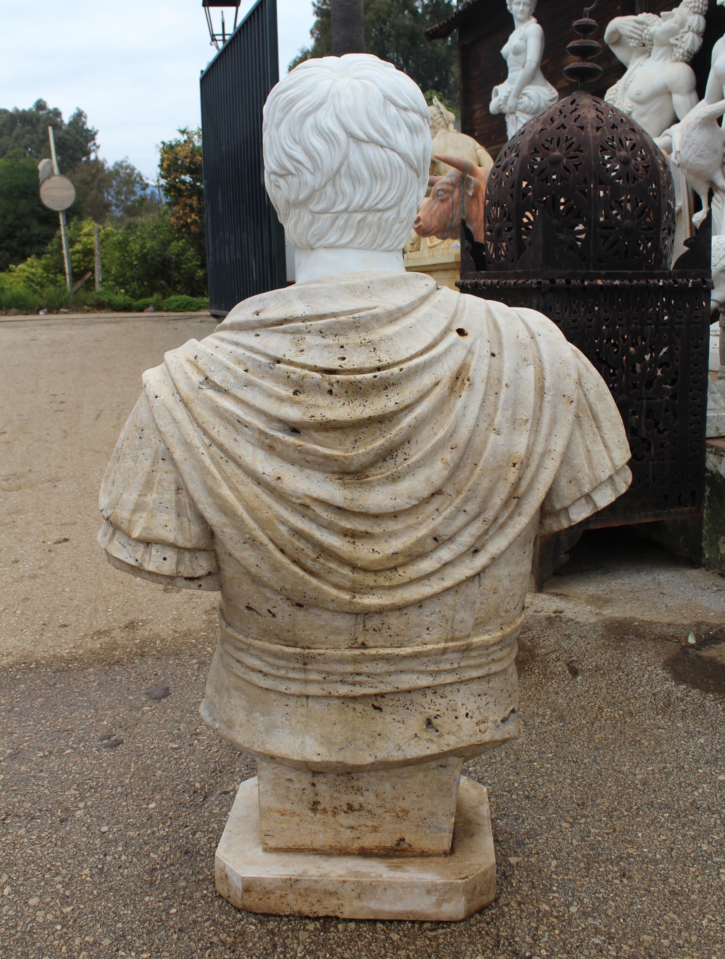 20ième siècle Buste romain des années 1990 sculpté à la main en marbre blanc et en marbre travertin en vente