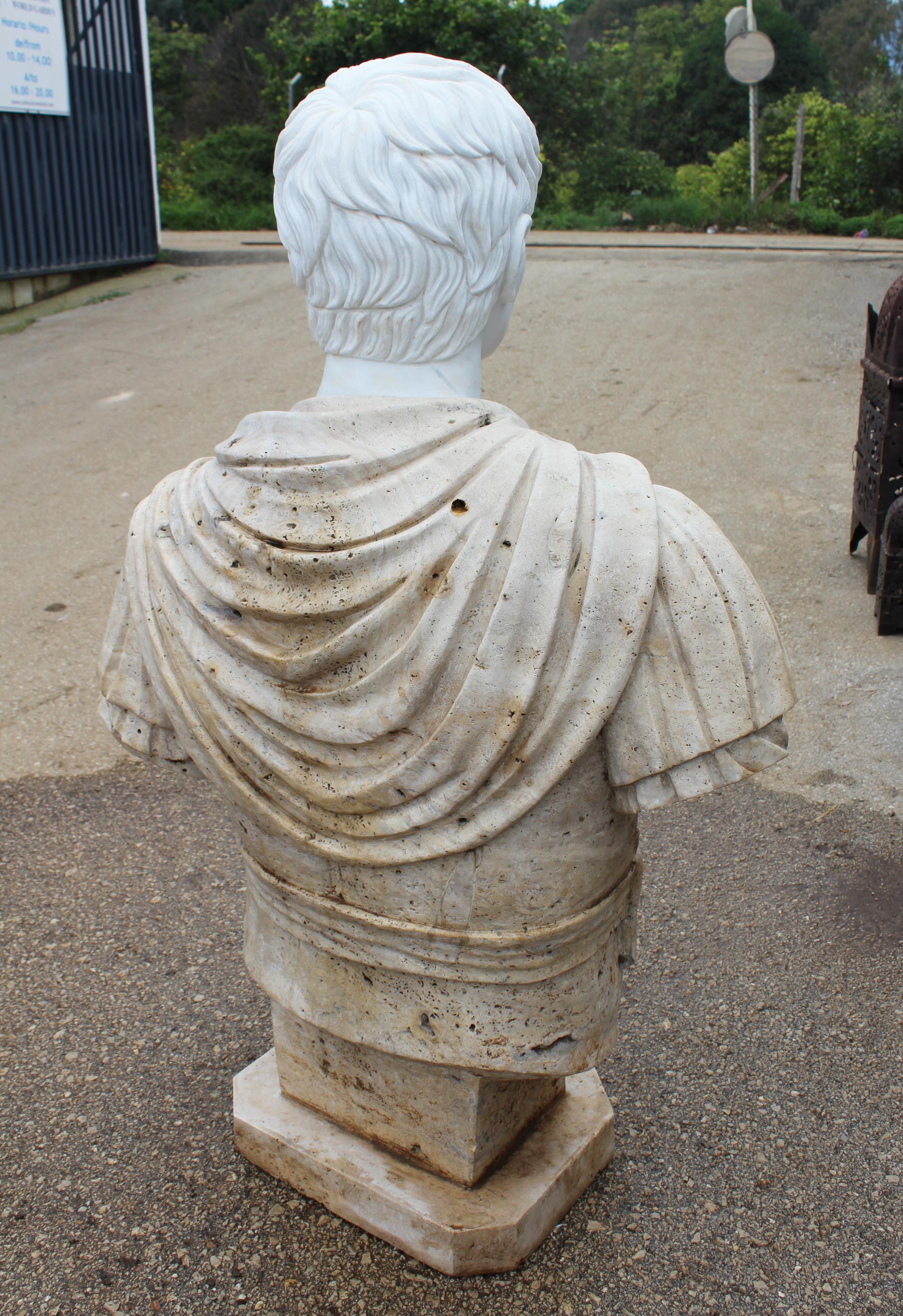 Travertin Buste romain des années 1990 sculpté à la main en marbre blanc et en marbre travertin en vente