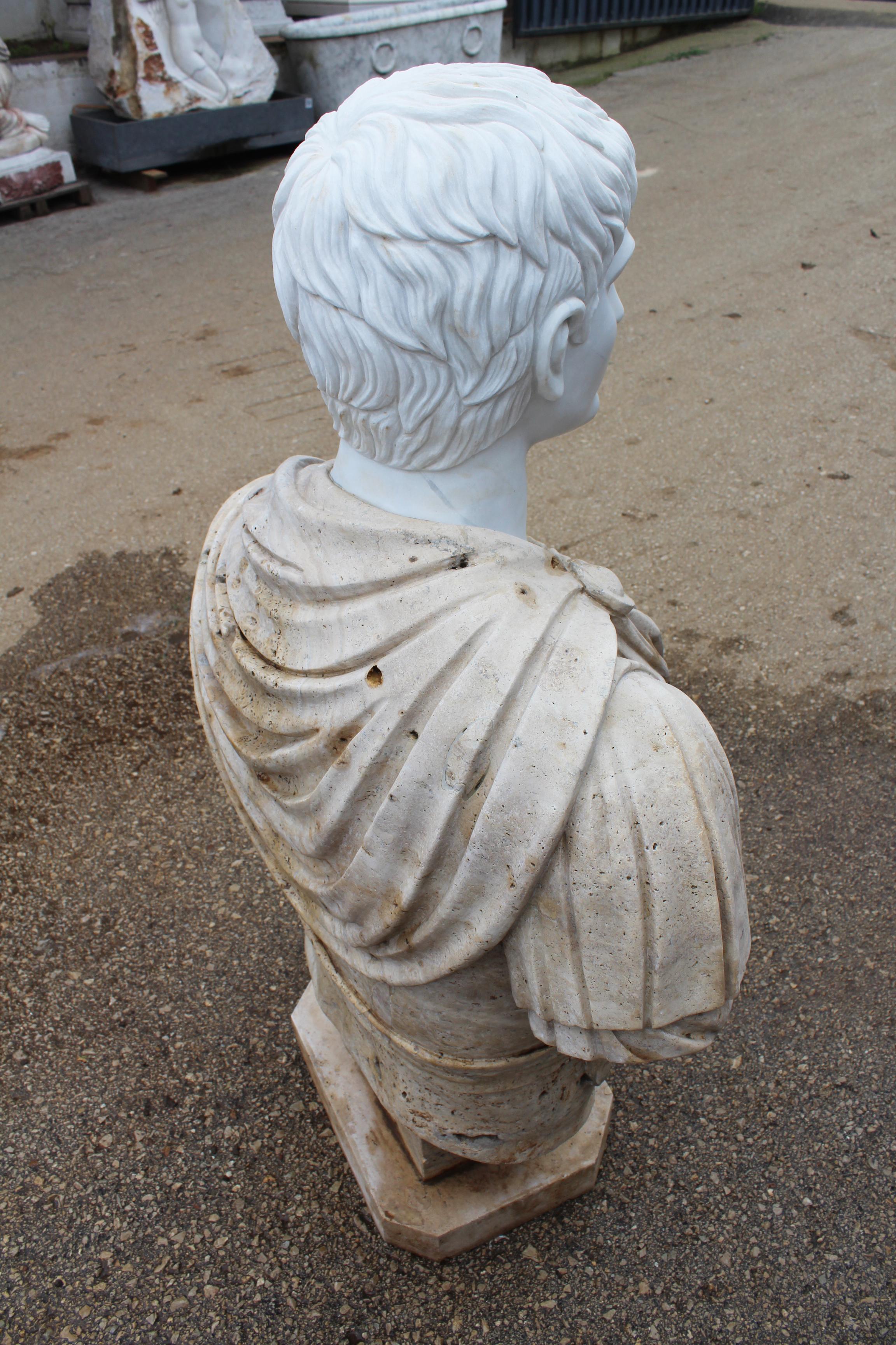 Buste romain des années 1990 sculpté à la main en marbre blanc et en marbre travertin en vente 1